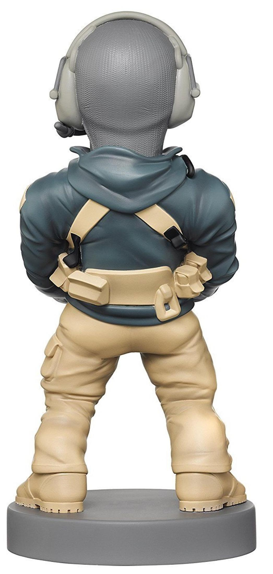 Rückansicht einer Figur mit Kopfhörern, Kapuzenpullover und Cargohose.