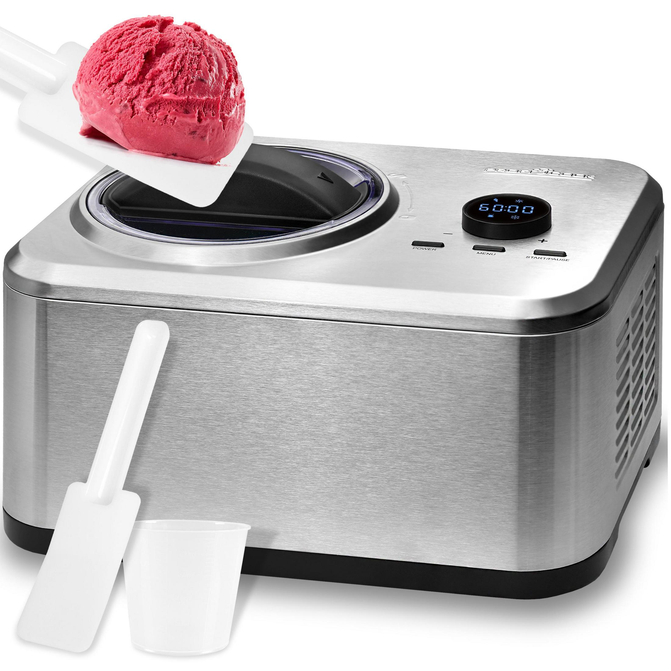 Gelatiera con gelato rosso su un misurino, accanto ci sono due spatole bianche e una tazza.