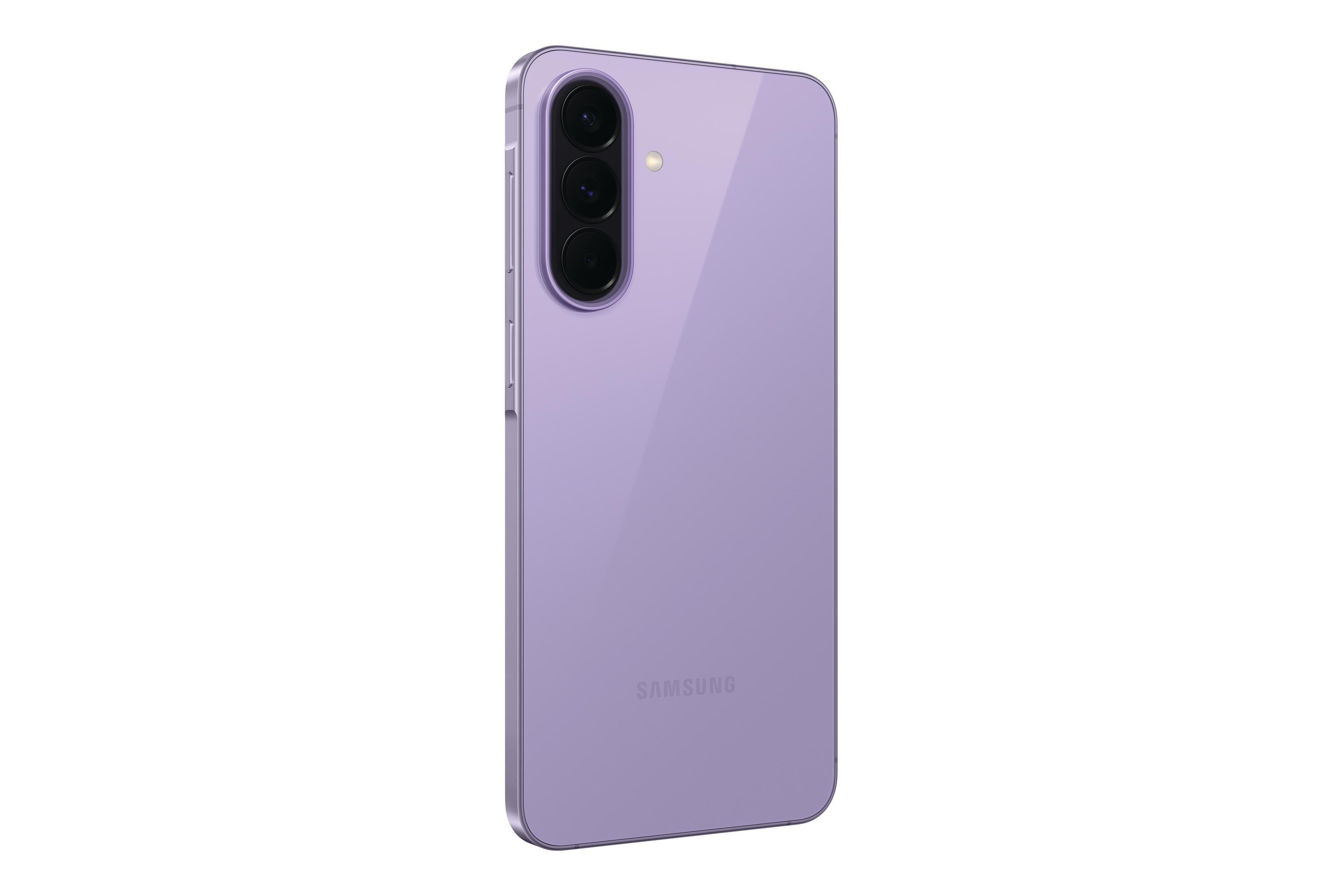 Ein lila Smartphone, von hinten mit drei Kameras und Blitz.