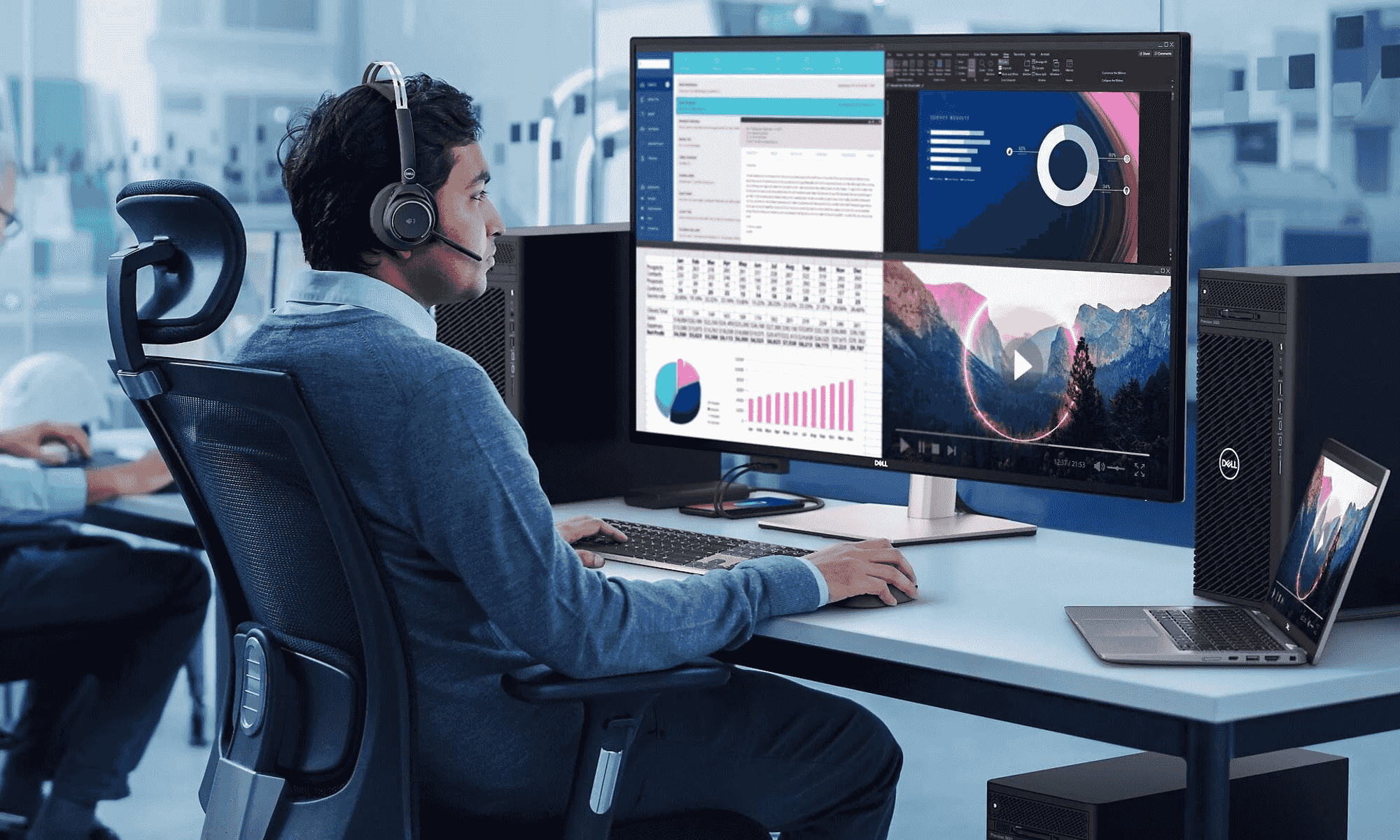 Ein Mann mit Headset arbeitet an einem Computer mit vier Bildschirmen.