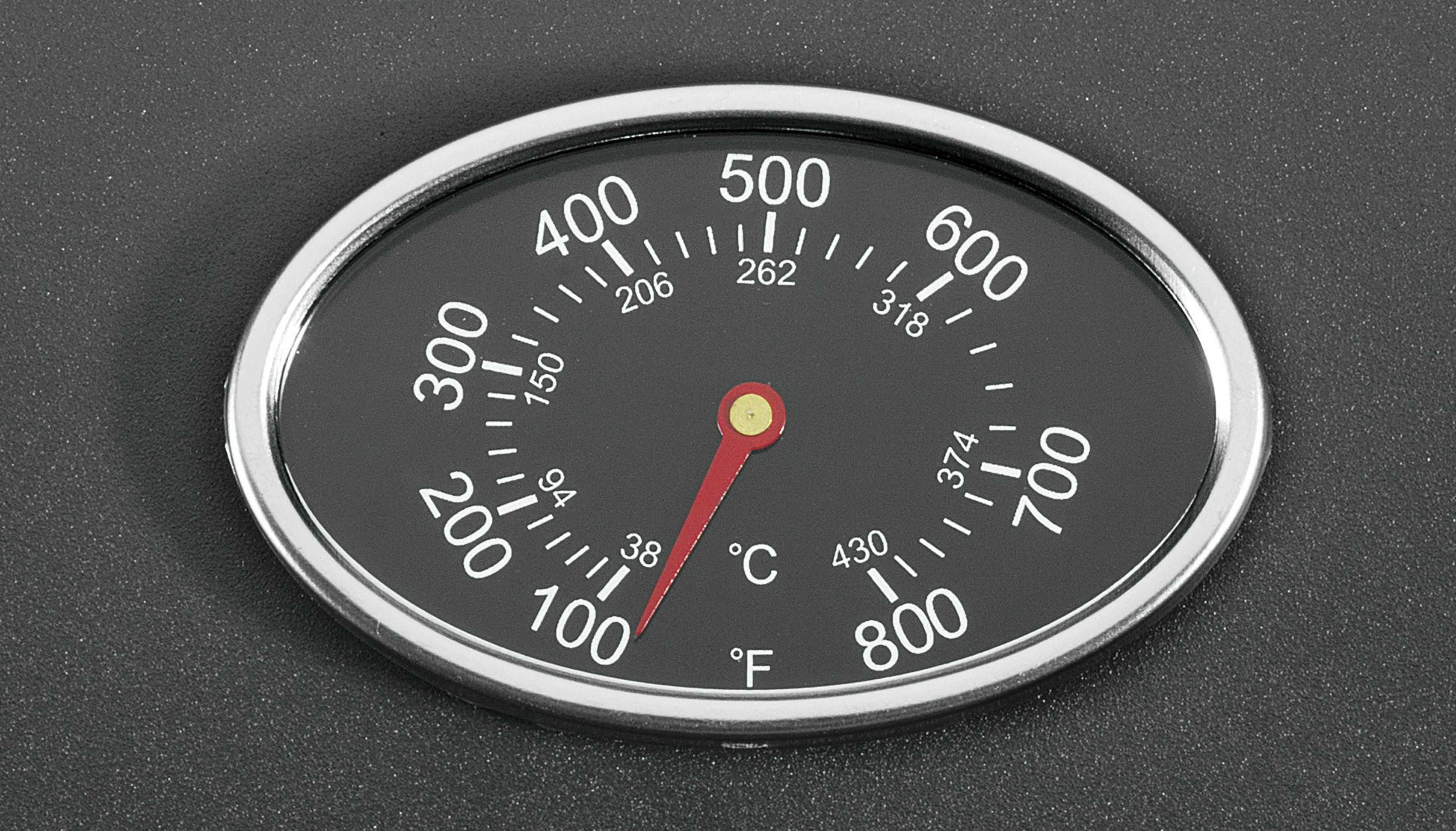 Ein Thermometer mit einer schwarzen Skala und silbernem Rand. Der Zeiger zeigt auf etwa 400 Grad.
