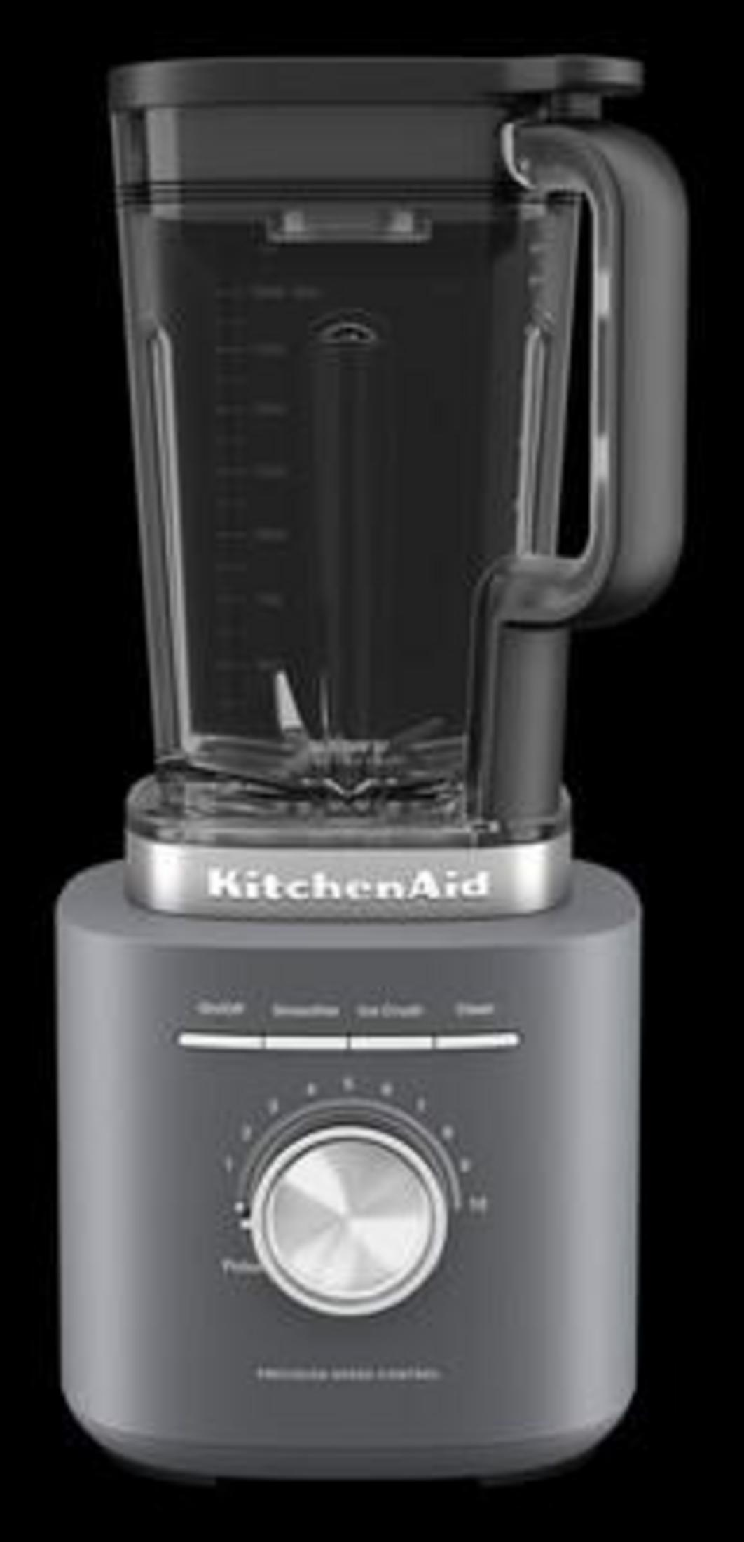 Gümüş kadranlı şeffaf hazneye sahip gri bir KitchenAid blender siyah arka plan üzerinde.