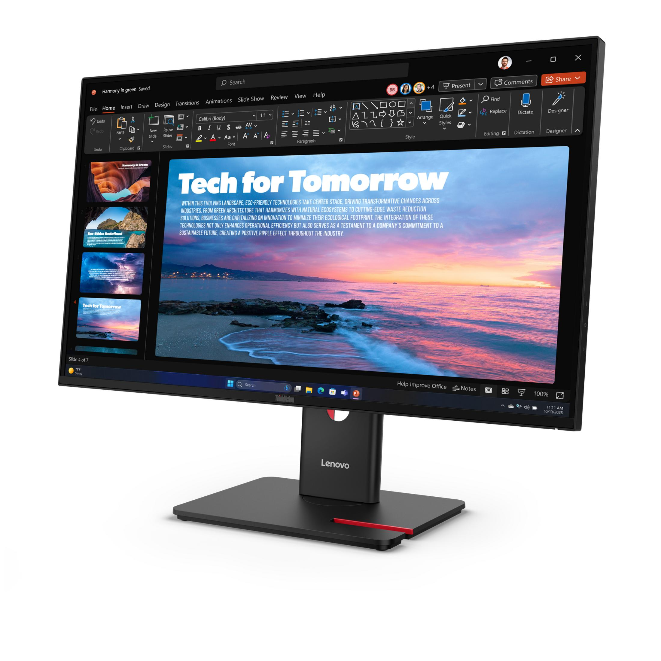 Un monitor Lenovo muestra una presentación titulada "Tech for Tomorrow" con un paisaje de playa.