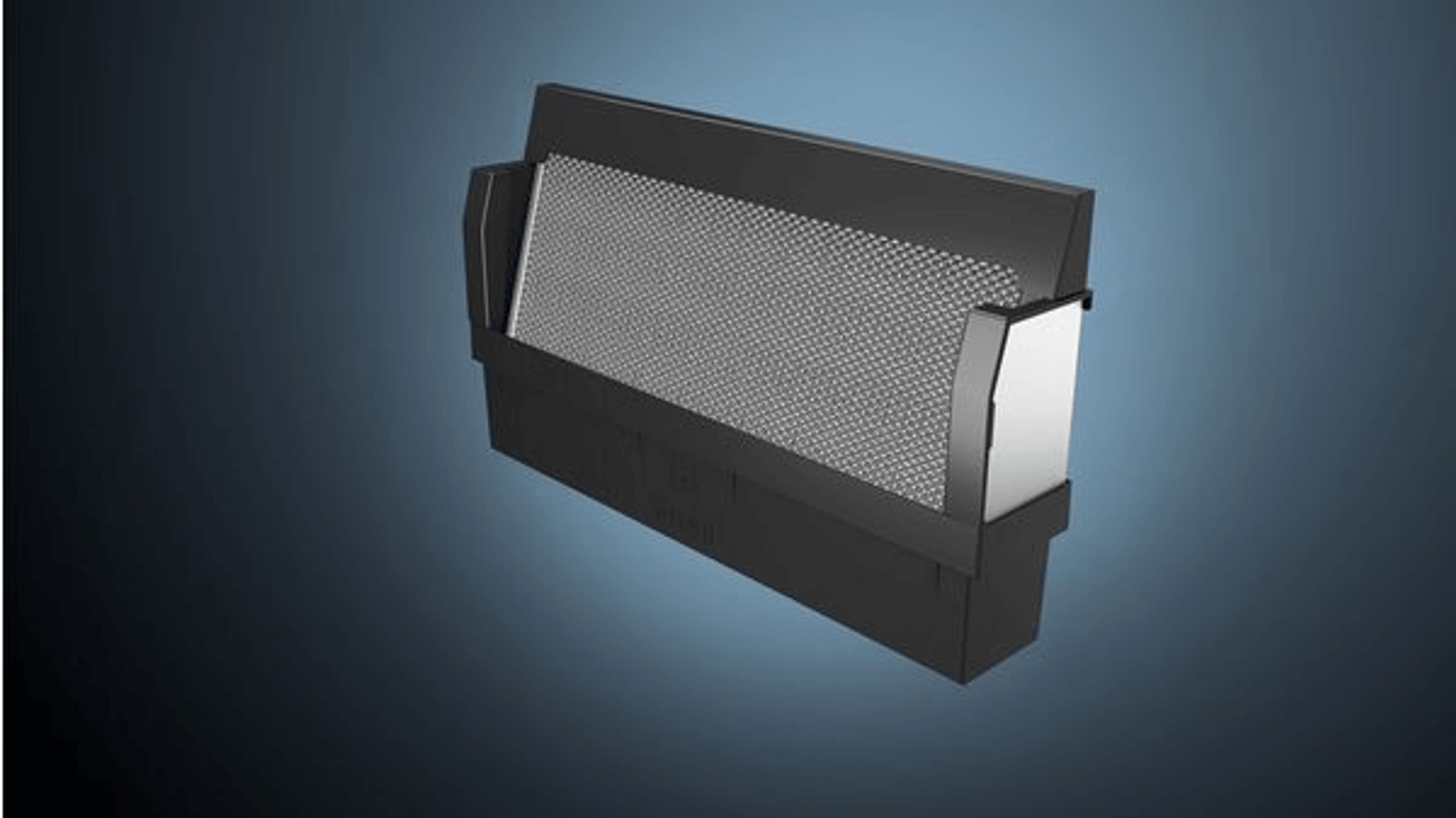 Un filtro rectangular negro con rejilla plateada sobre fondo azul.