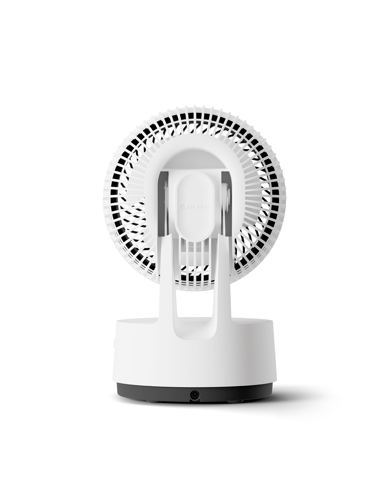 Ein weißer Ventilator mit schwarzem Gitter steht auf einem weißen Sockel.