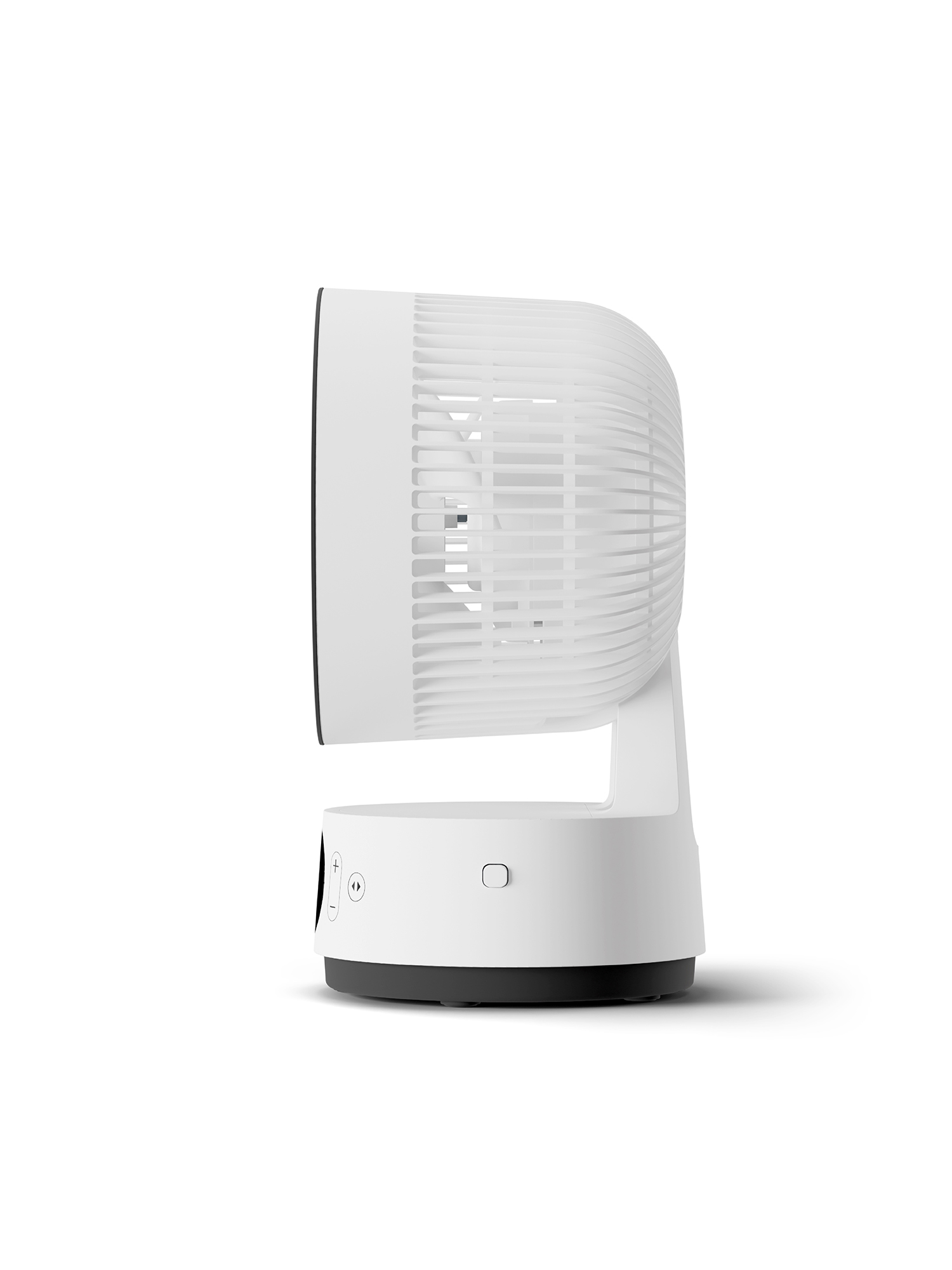 Ventilatore bianco con lamelle su sfondo bianco.