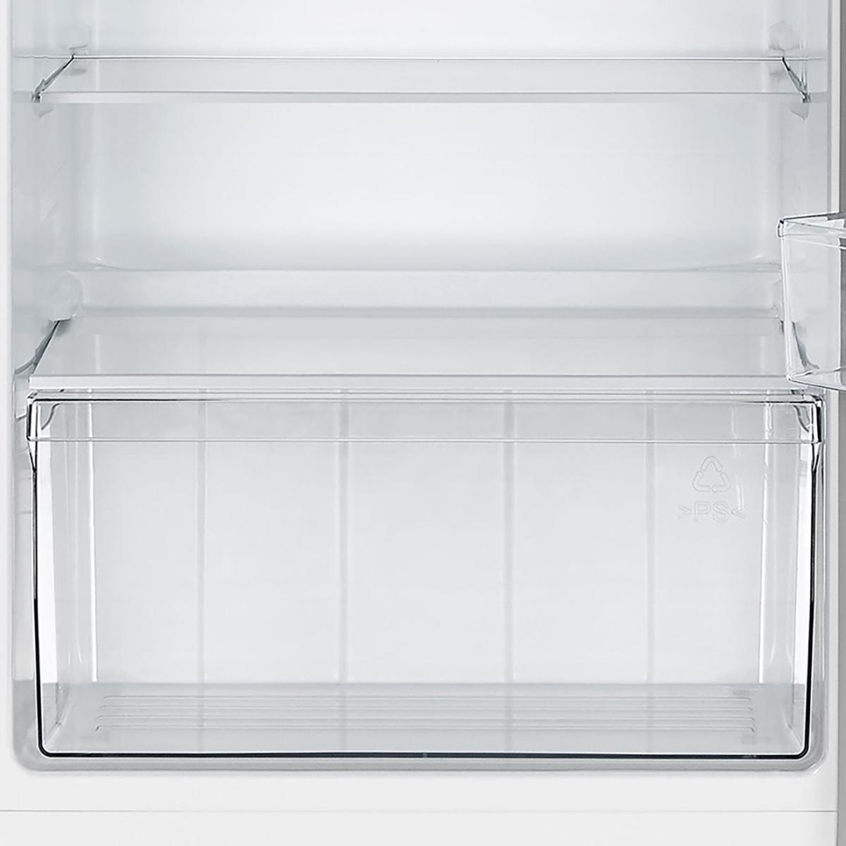 Eine leere, saubere, durchsichtige Schublade in einem weißen Kühlschrank.