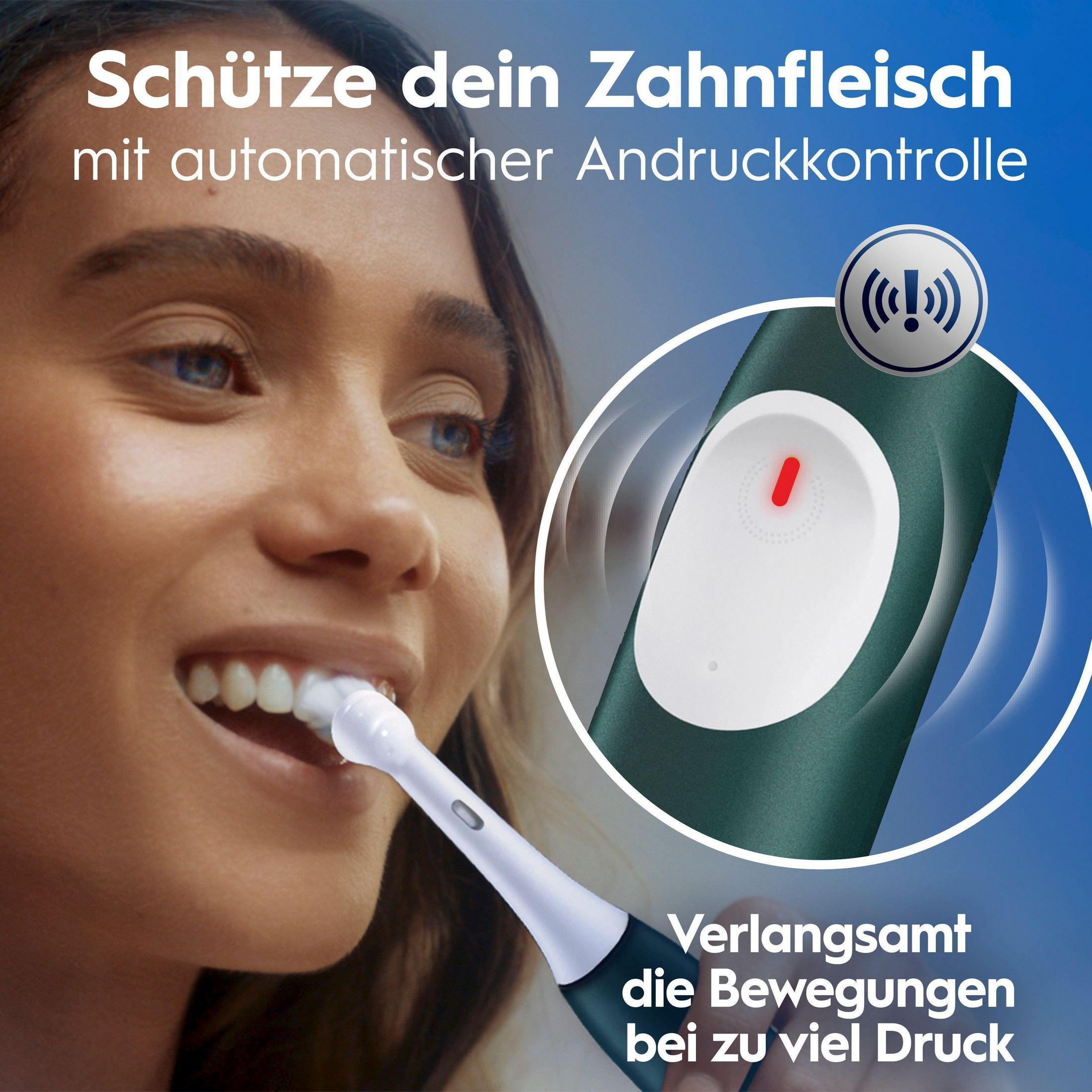 Una donna si lava i denti con uno spazzolino elettrico che mostra il controllo della pressione.
