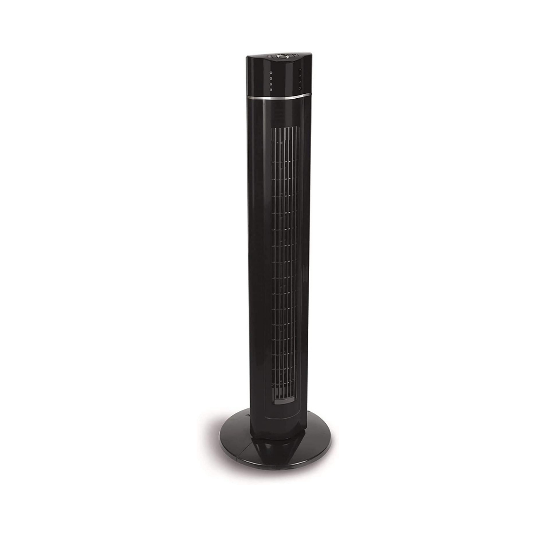 Ein schlanker schwarzer Turmventilator mit silbernen Akzenten und Bedienelementen oben.