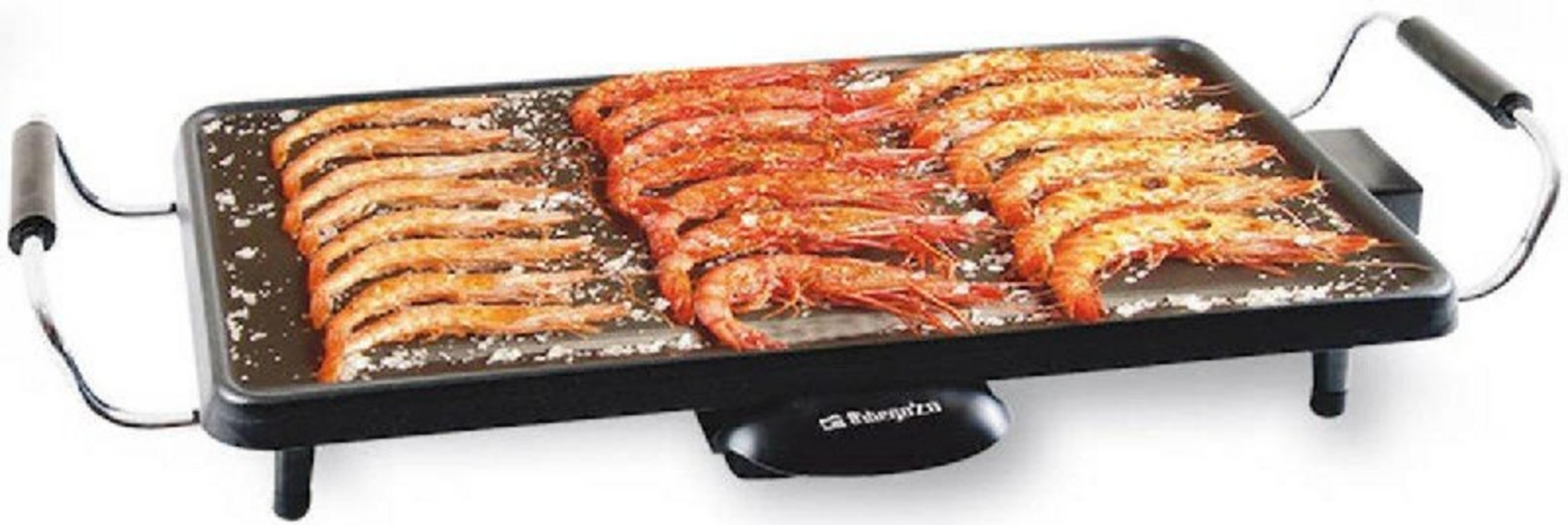 Gambas a la parrilla sazonadas con sal en una plancha eléctrica rectangular.