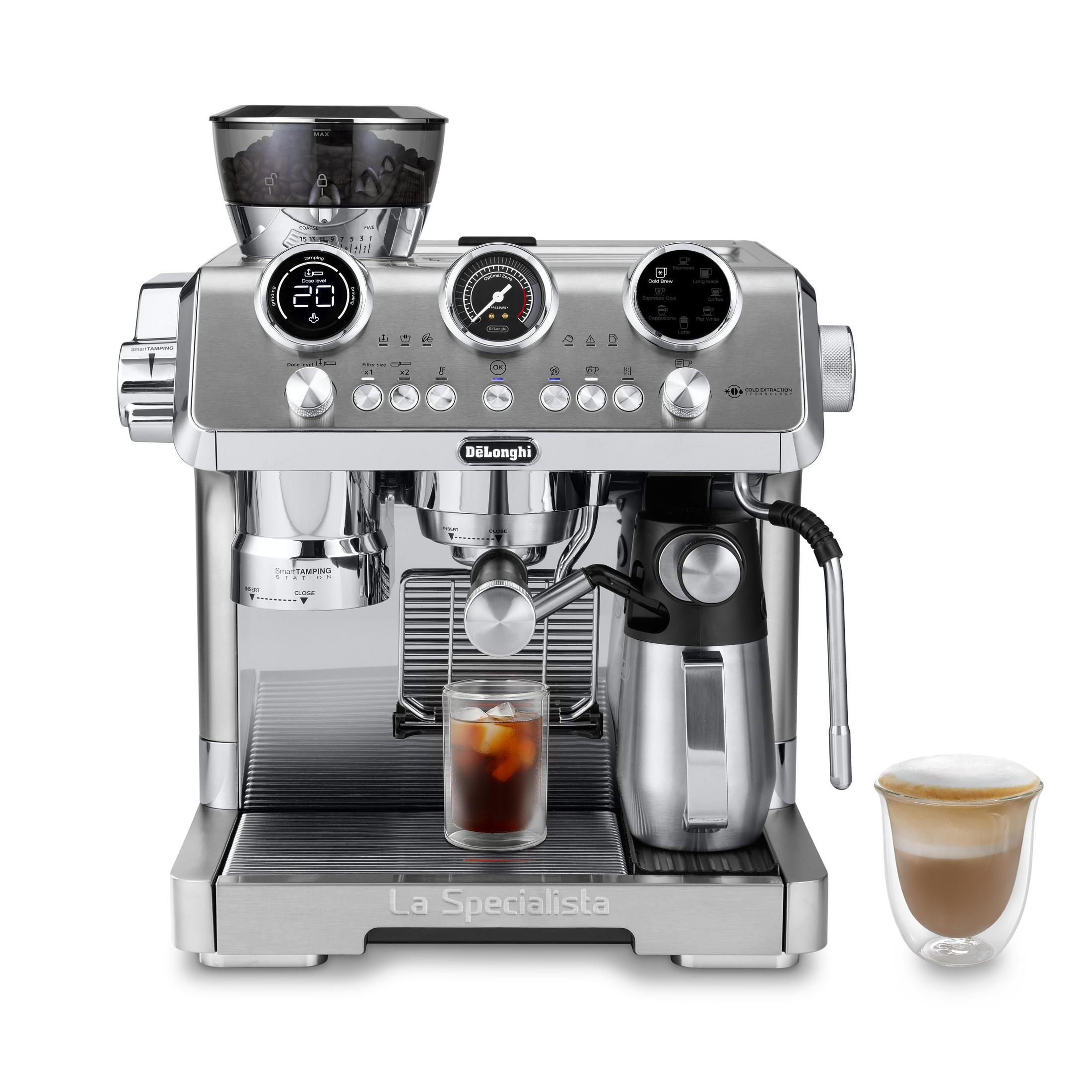 Macchina espresso argentata con tramoggia chicchi, bicchiere con ghiaccio e latte.
