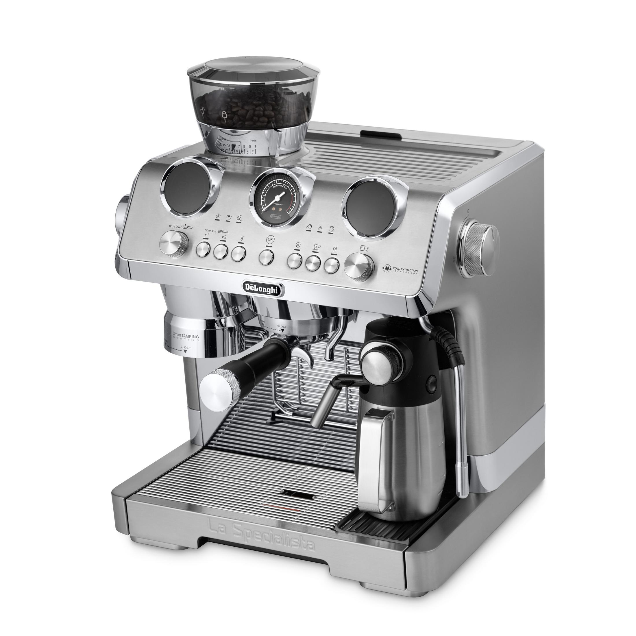 Macchina per espresso argentata con tramoggia per chicchi e caraffa per latte.