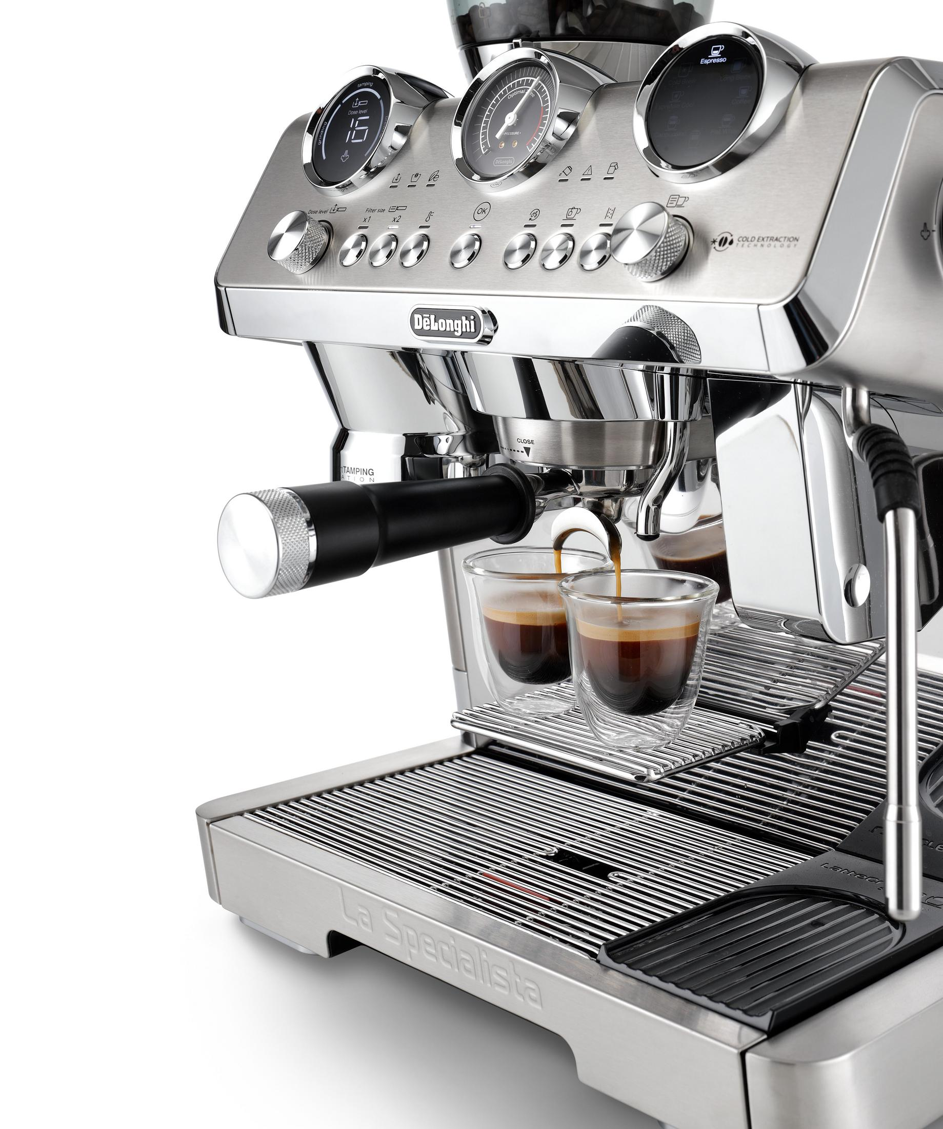 Una macchina per espresso argentata prepara caffè in due bicchieri.