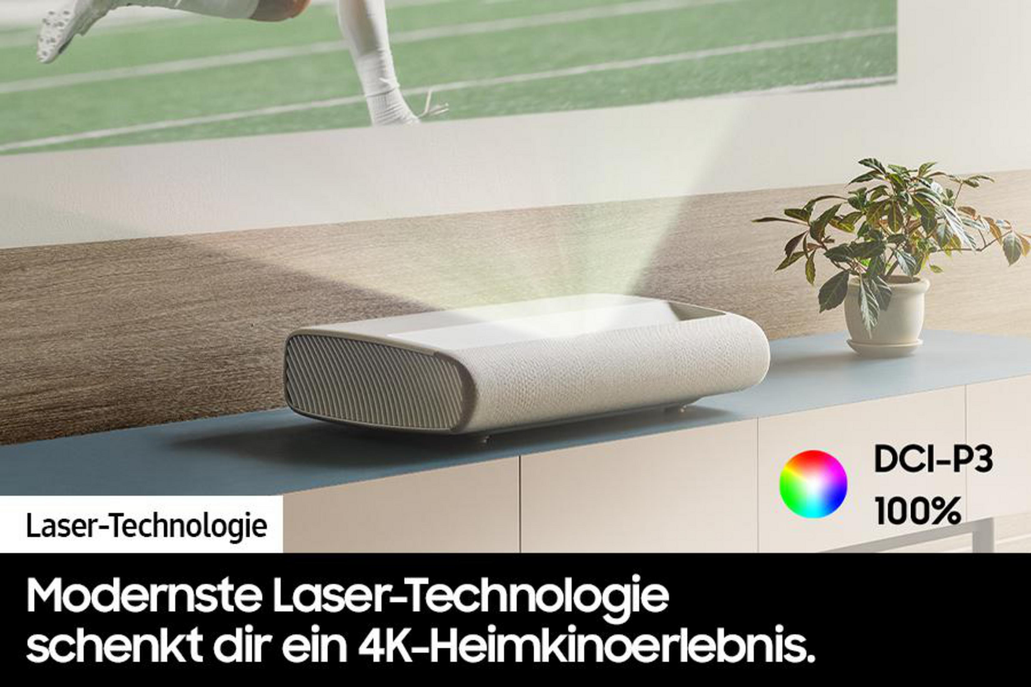 Un proiettore luminoso su un mobile basso, che promette home cinema 4K.