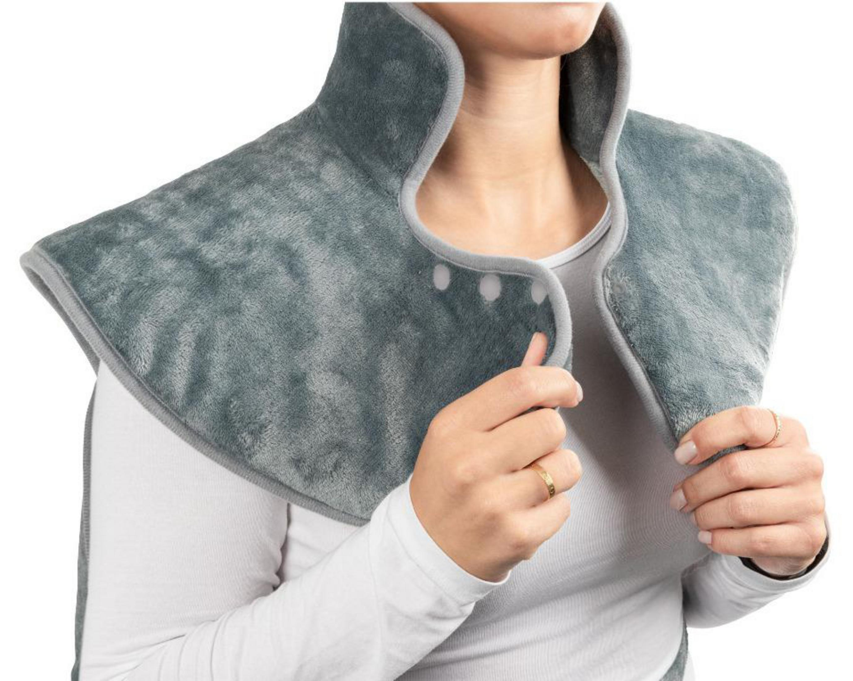 Scaldacollo grigio con bottoni automatici su maglia bianca a maniche lunghe.
