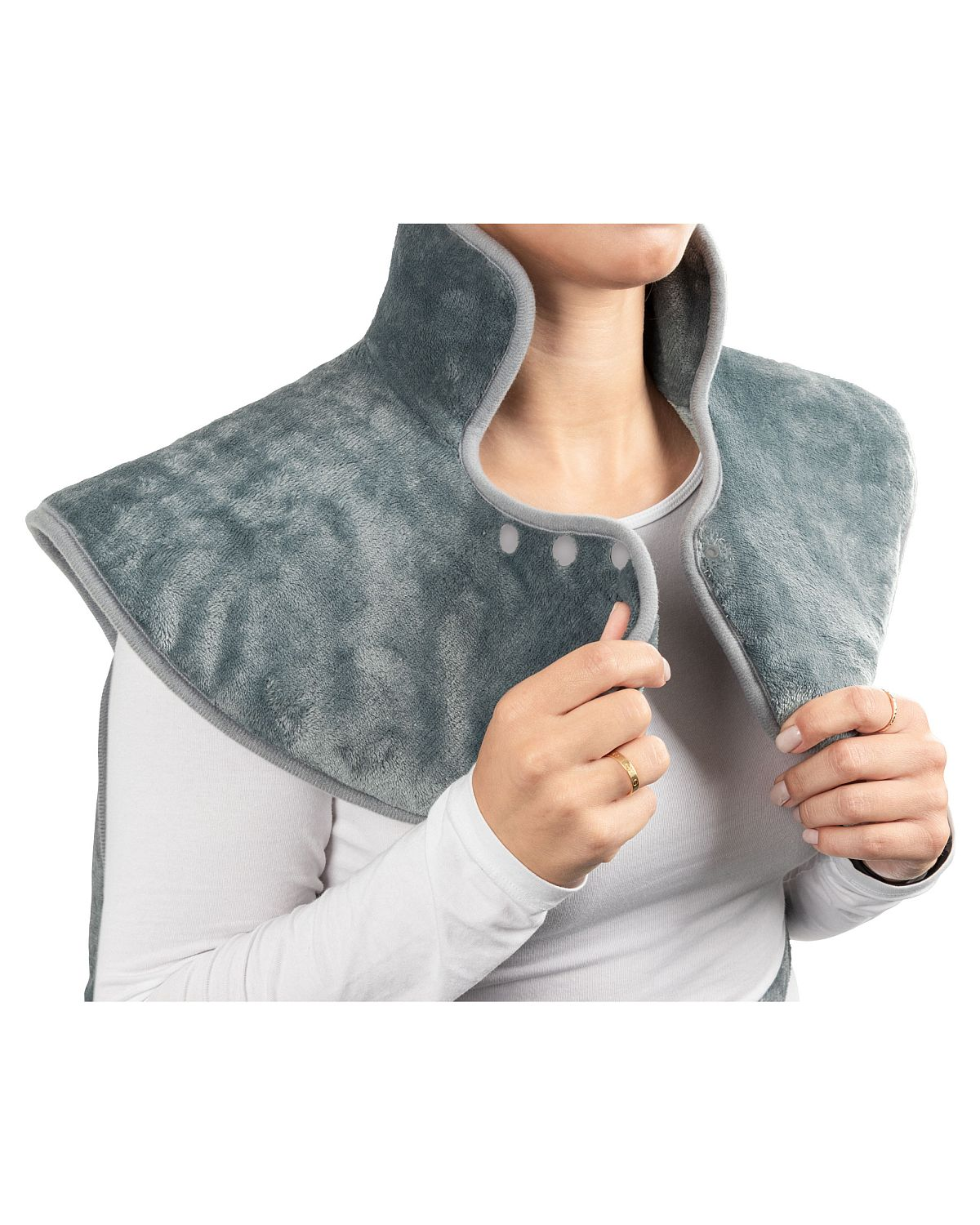 Un scaldacollo grigio con bottoni indossato sopra una maglia bianca a maniche lunghe.
