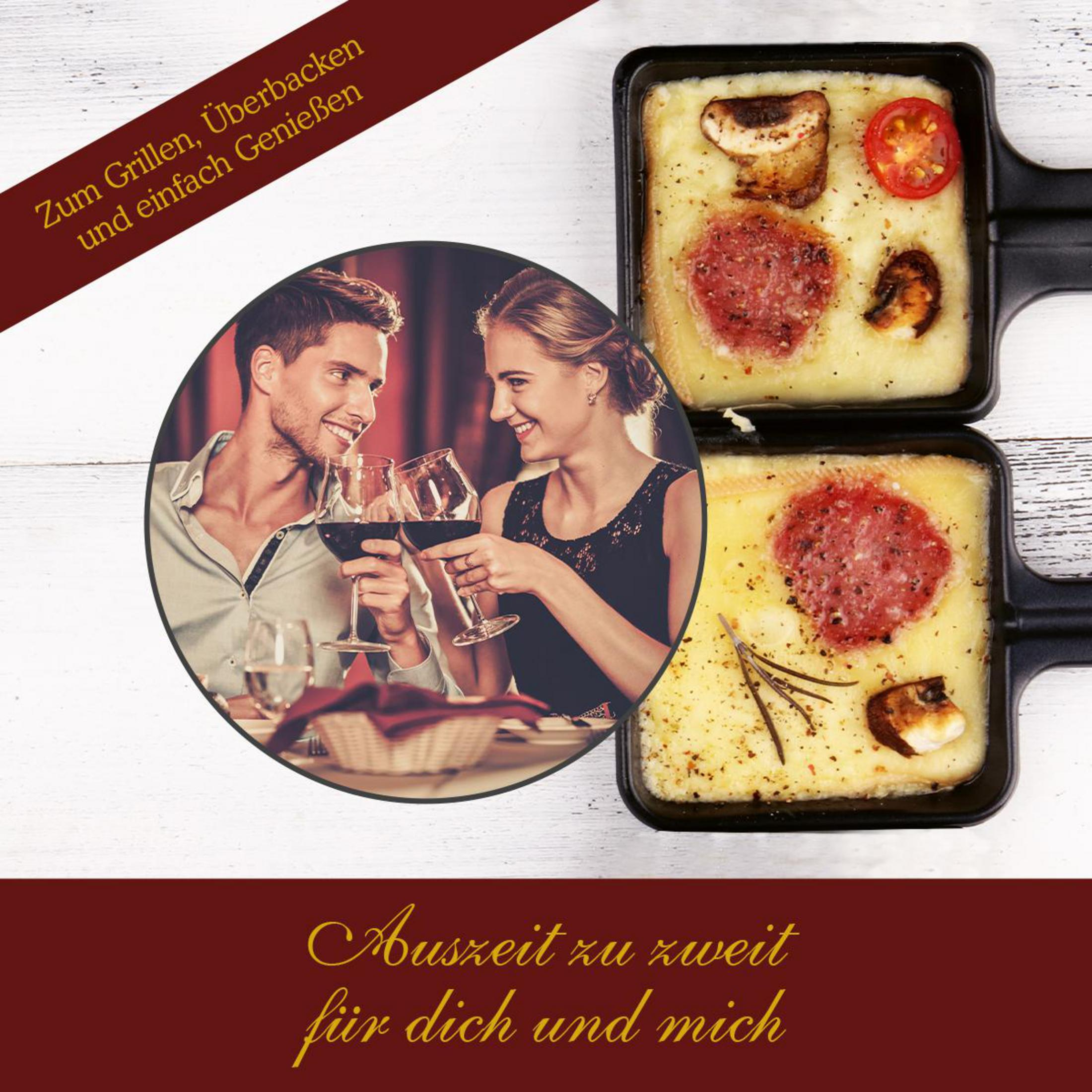 Ein Mann und eine Frau stoßen mit Rotwein an, daneben Raclettepfannen mit Käse, Salami und Tomaten.