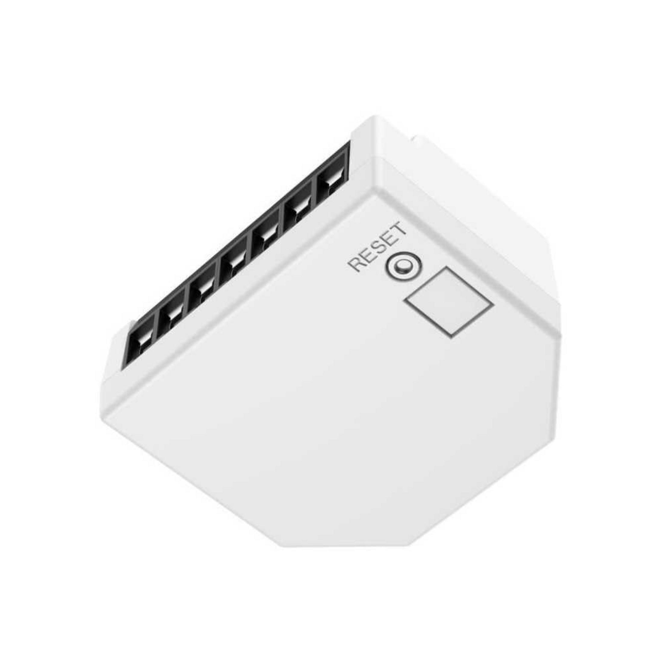 Un pequeño dispositivo blanco con varios puertos negros y un botón de reinicio.