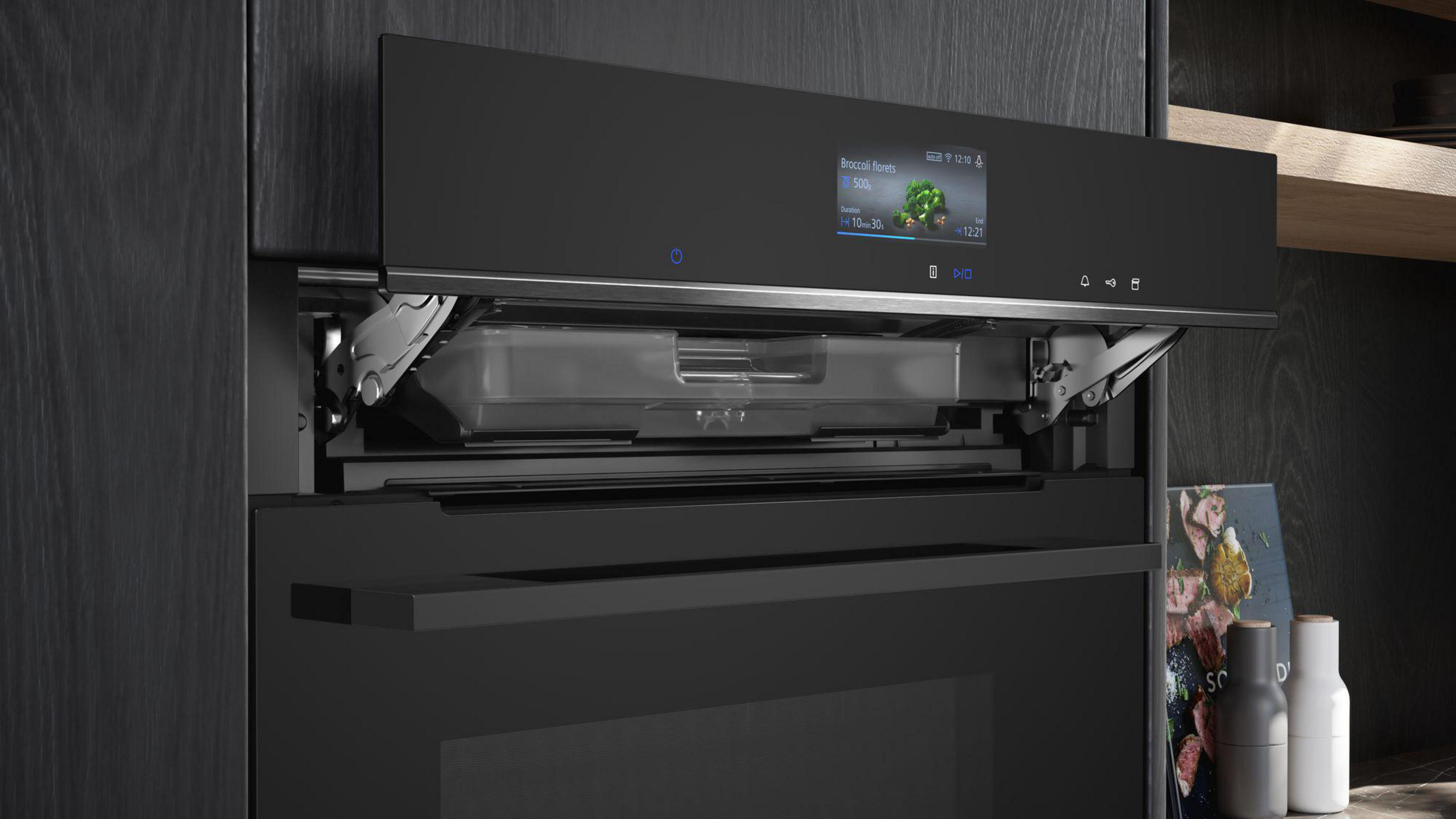 Un forno da incasso nero moderno con touchscreen che mostra broccoli.