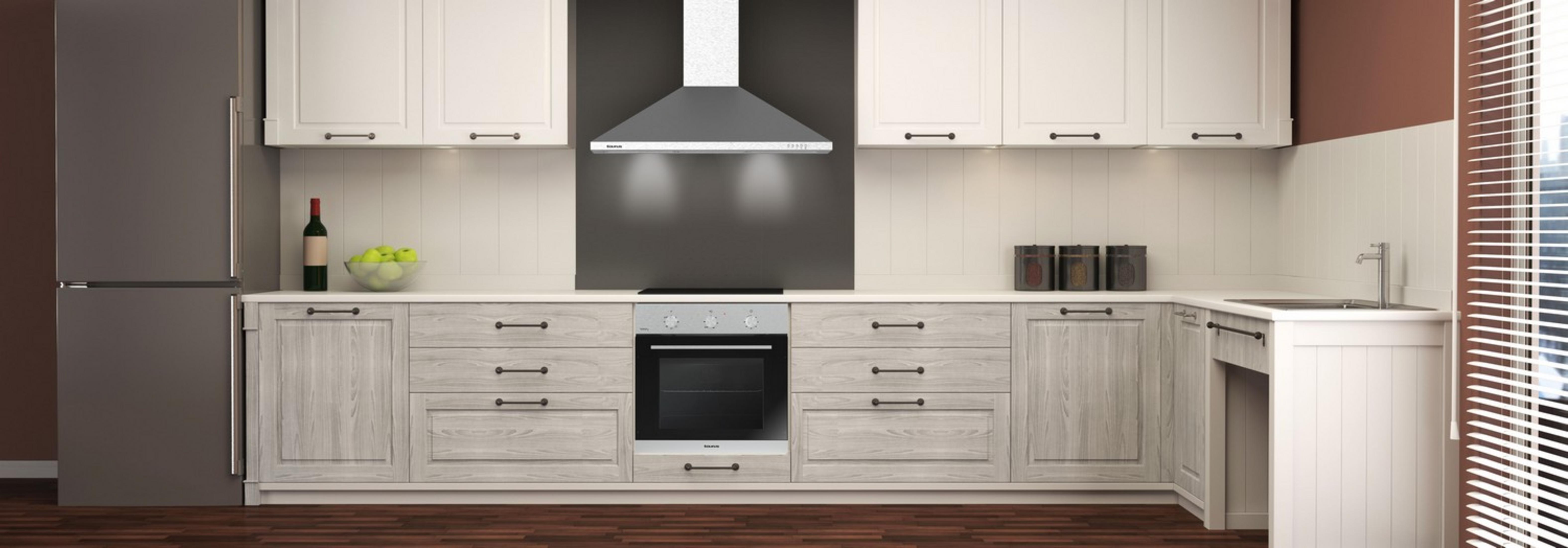 Cocina moderna con nevera, horno y fregadero.