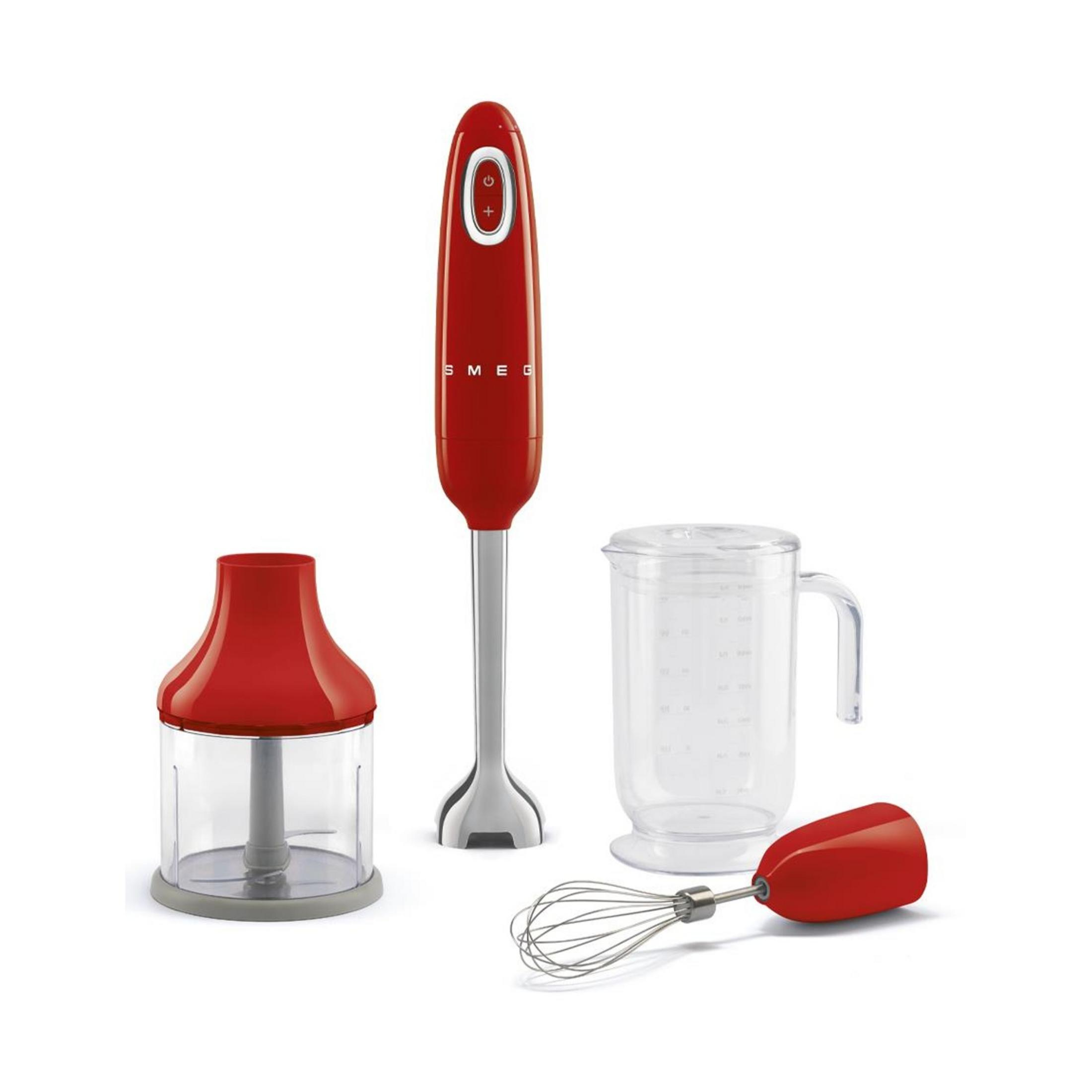Ein roter Stabmixer mit Zubehör: Zerkleinerer, Messbecher und Schneebesen.