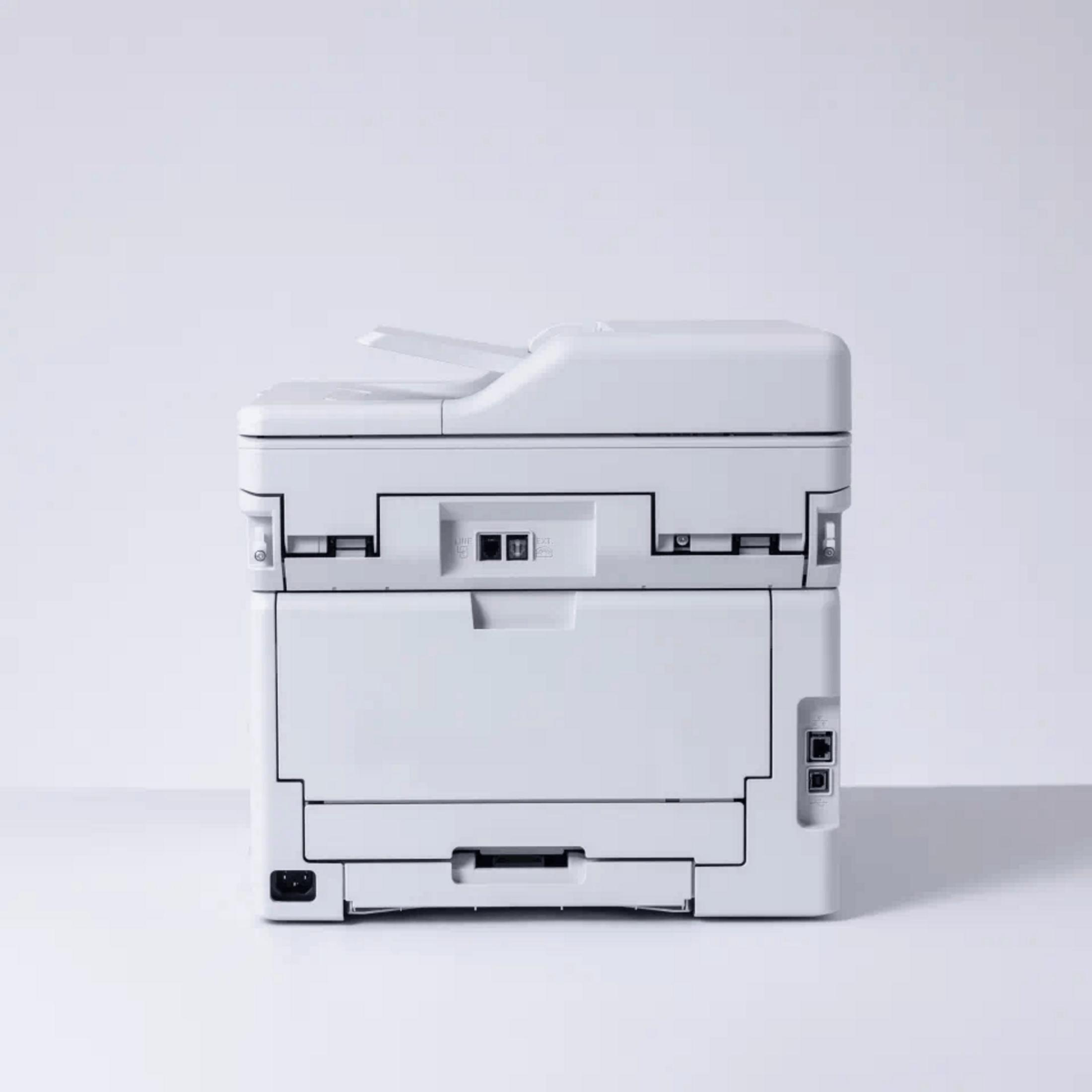 Una stampante bianca con scanner e fotocopiatrice è su un tavolo.