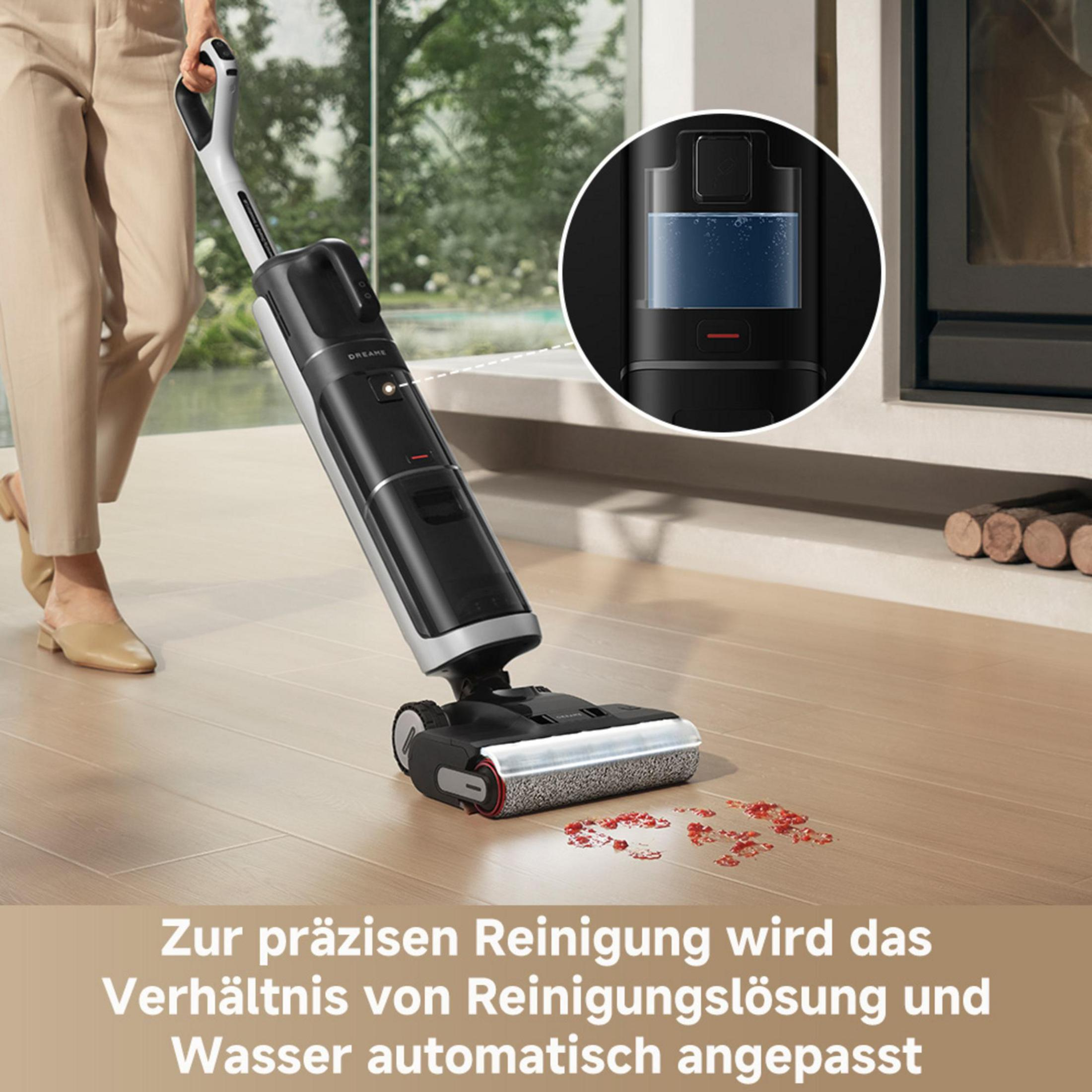 Ein schwarzer Nass-/Trockensauger reinigt rote Flecken auf einem Holzboden.