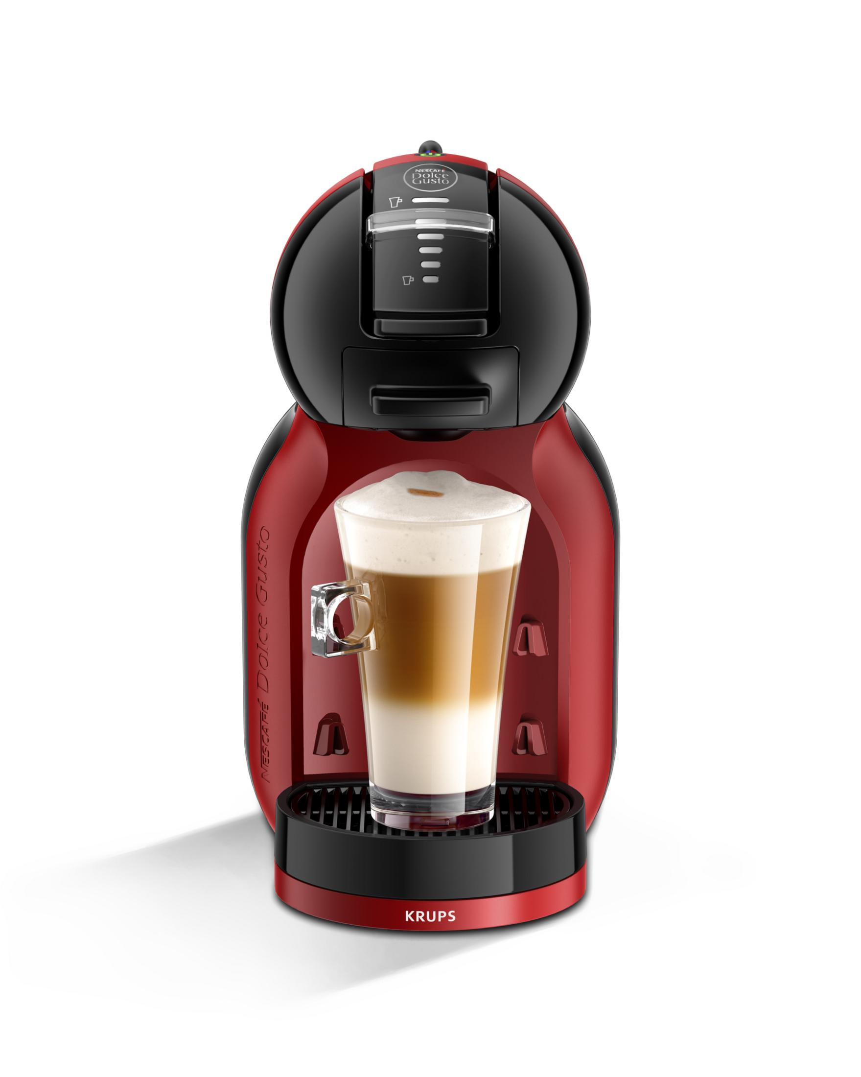 Cafetera roja y negra con un vaso de latte macchiato.