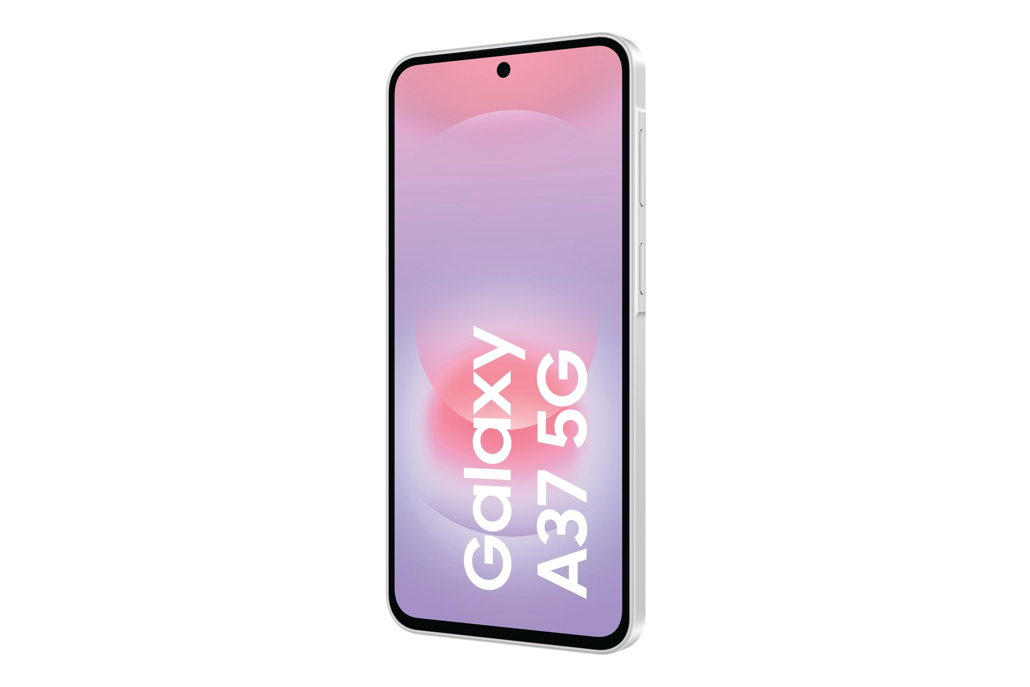 Ein silbernes Samsung Galaxy A37 5G Smartphone mit einem pink-violetten Hintergrund.
