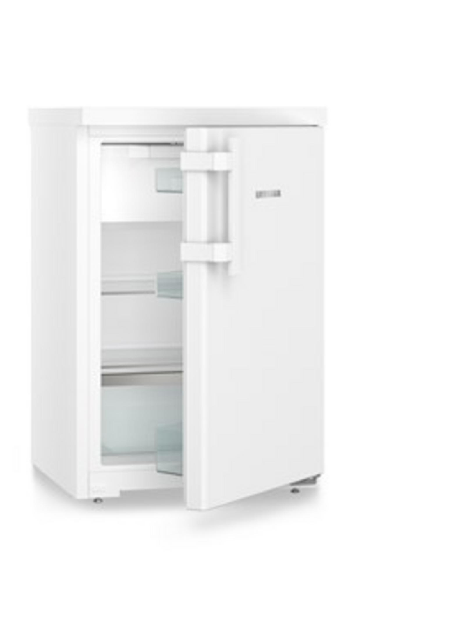 Un refrigerador blanco con la puerta abierta, mostrando estantes de cristal.