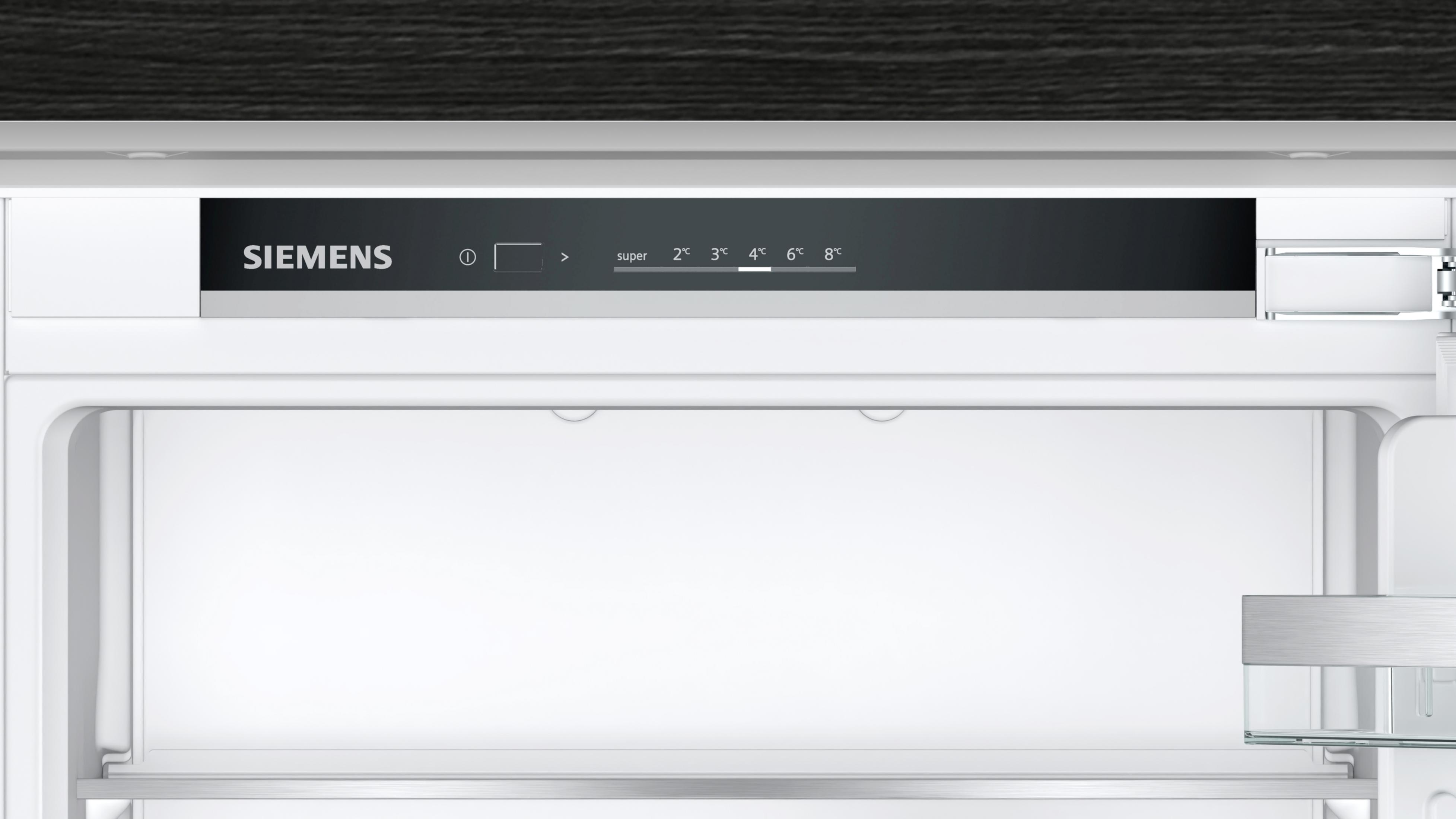 Il display del frigorifero Siemens mostra temperature da 2°C a 8°C.