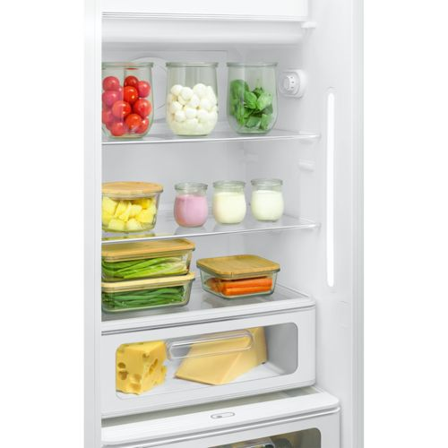 Ein Kühlschrank mit Gläsern mit Tomaten, Mozzarella, Basilikum, Joghurt und Käse.