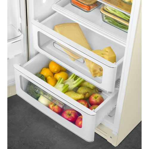 Ein offener Kühlschrank mit zwei Schubladen, gefüllt mit Obst und Käse.