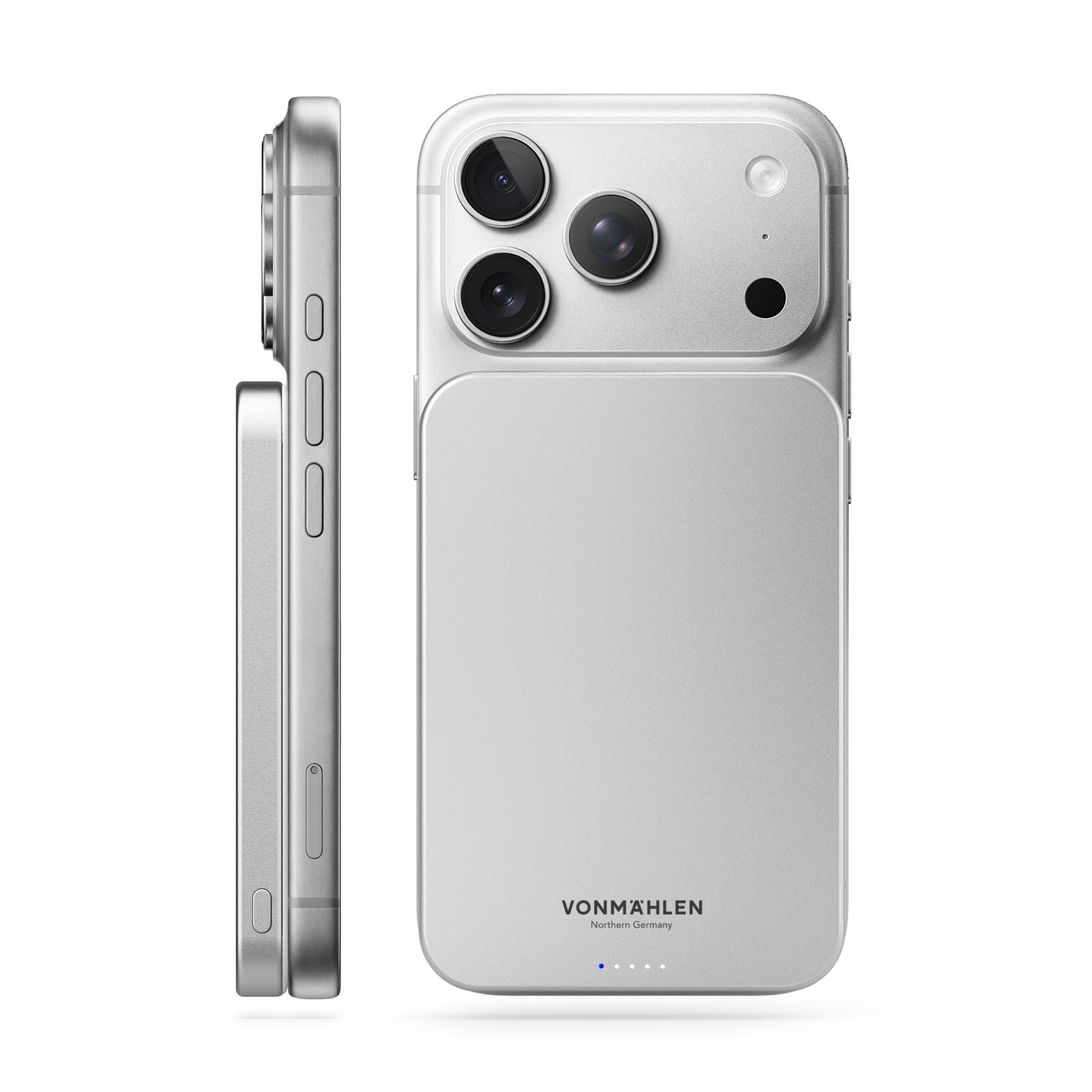 Uno smartphone argentato con tre fotocamere e una custodia di ricarica affiancati.
