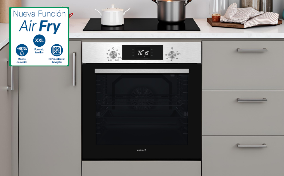 Un horno empotrado moderno con pantalla táctil y diales. Una placa de cocina con ollas al fondo.