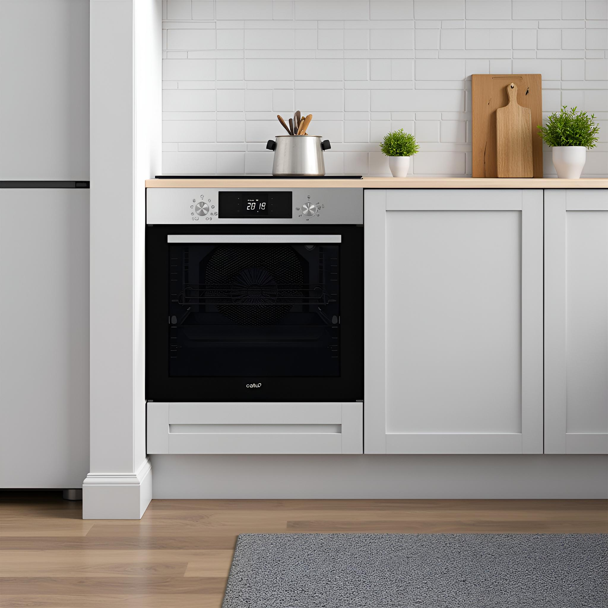 Cocina moderna con horno de acero inoxidable, gabinetes blancos, salpicadero de azulejos y suelo de madera.