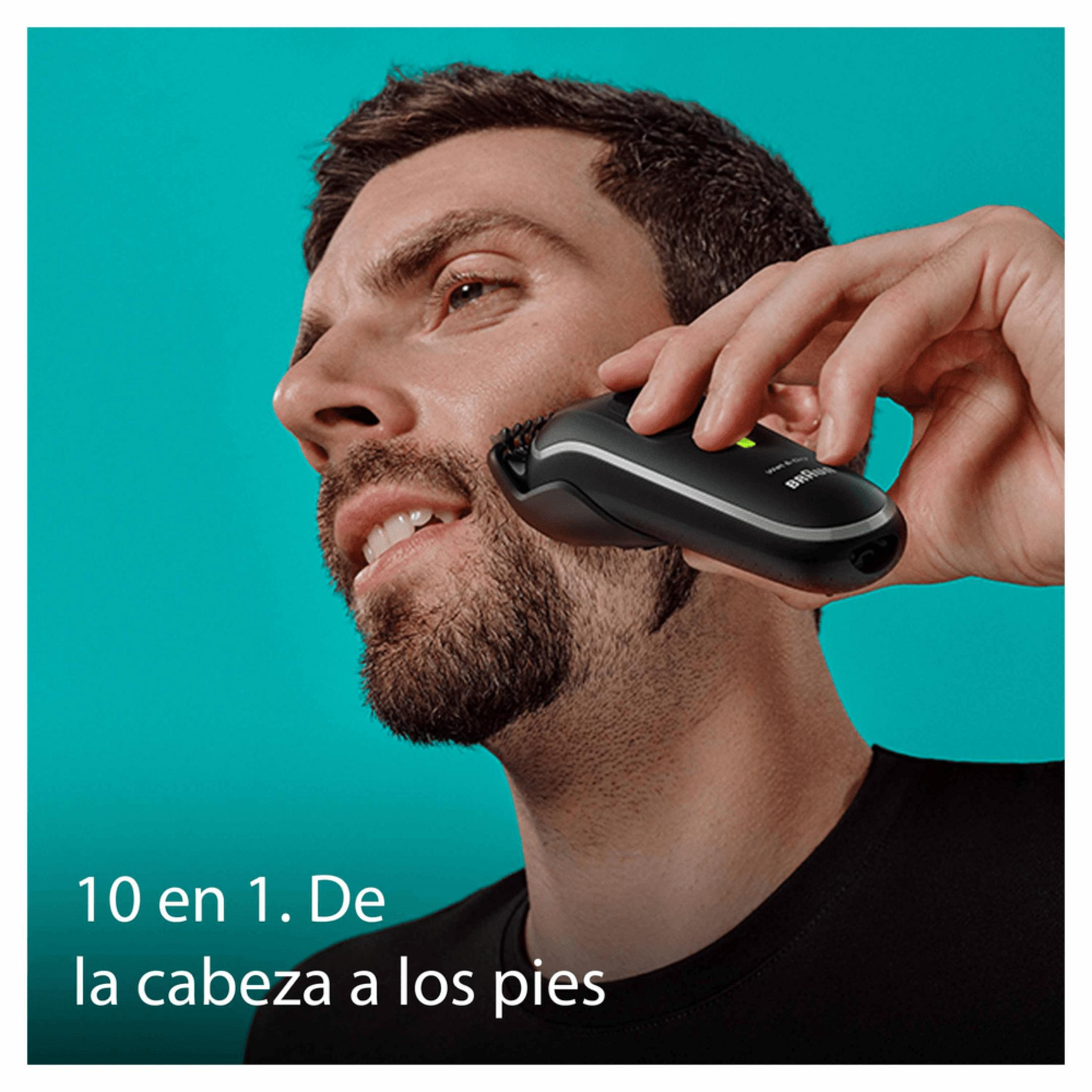 Hombre se afeita la cara con una afeitadora eléctrica negra sobre fondo turquesa.