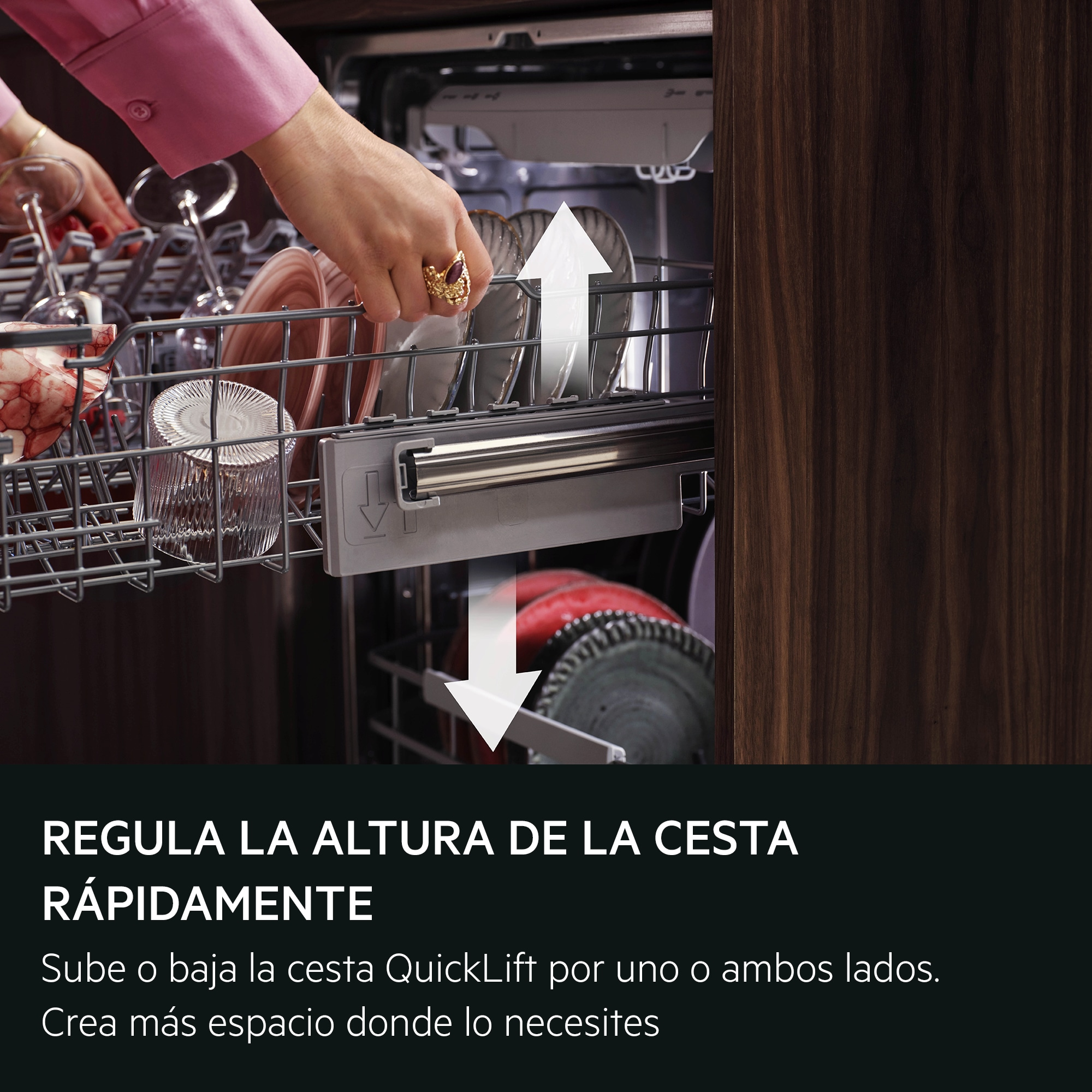 Una mano ajusta la cesta superior de un lavavajillas.