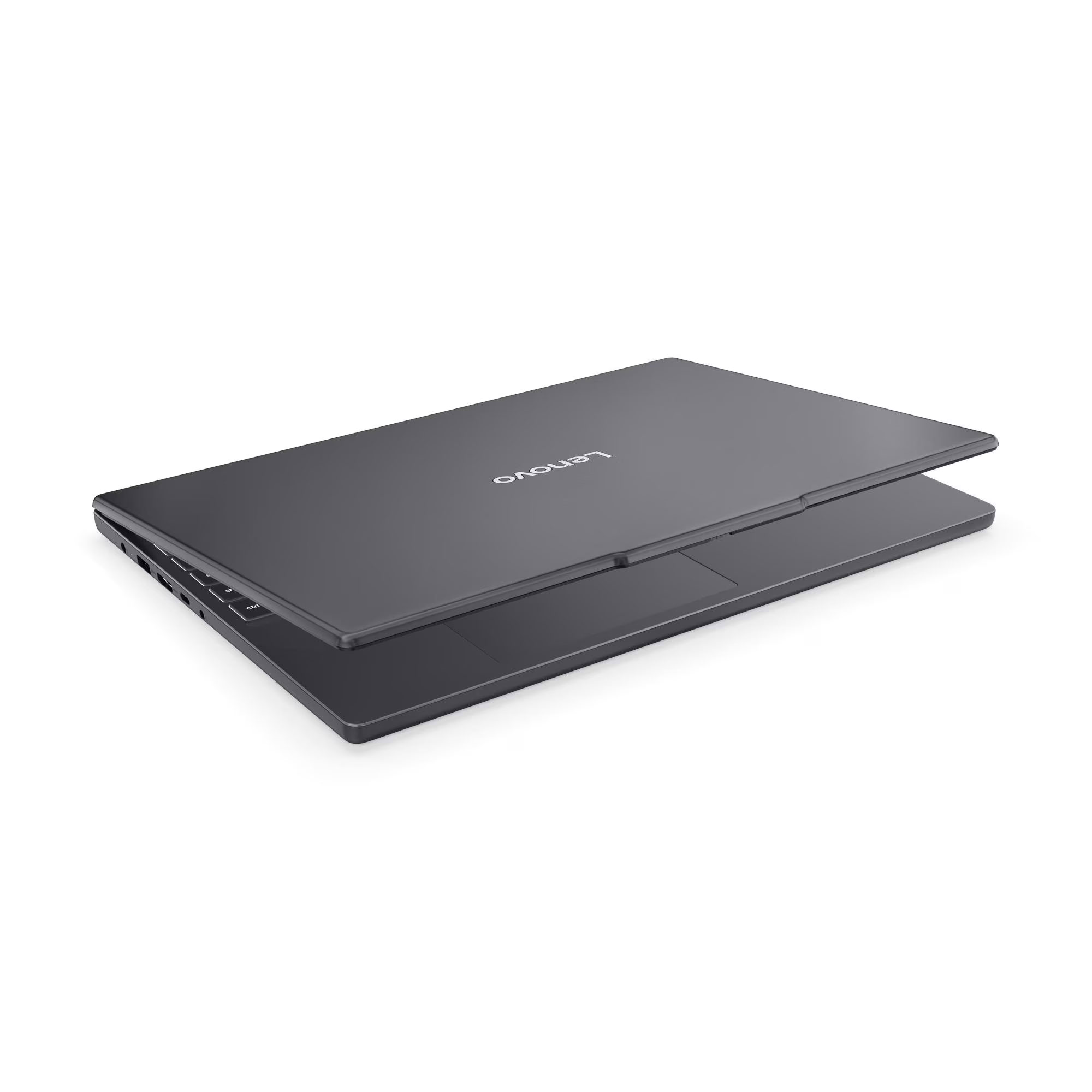 Beyaz arka plan üzerinde kapağı hafifçe açık, koyu renkli Lenovo dizüstü bilgisayar.