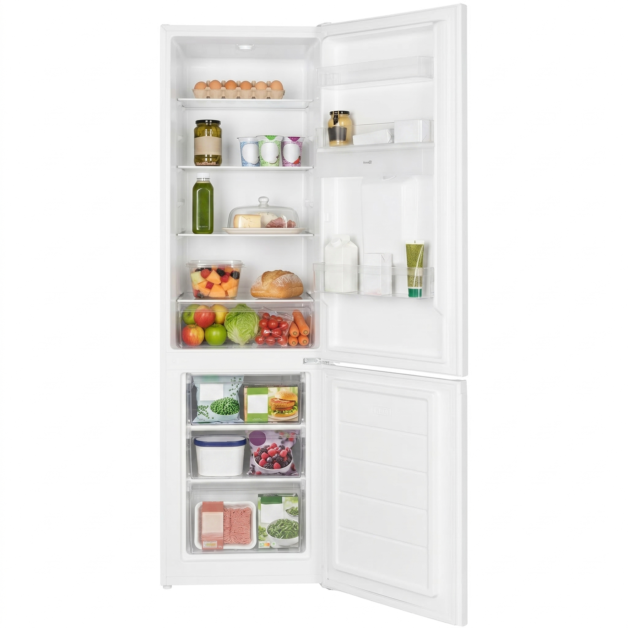 Offener weißer Kühlschrank mit Lebensmitteln wie Eiern, Gurken, Joghurt, Obst, Brot und Gemüse.