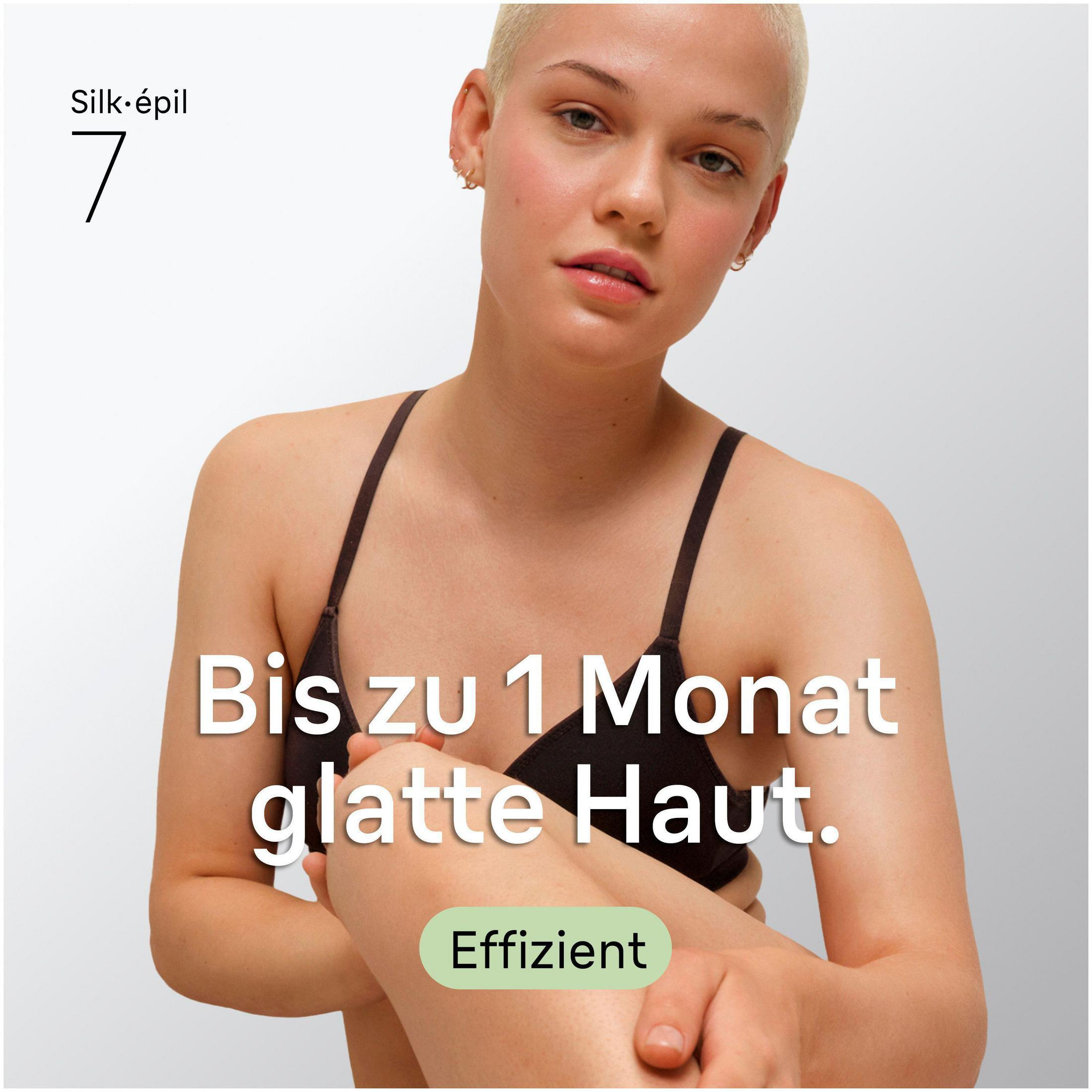 Donna con capelli biondi corti indossa un reggiseno scuro. "Fino a 1 mese di pelle liscia."