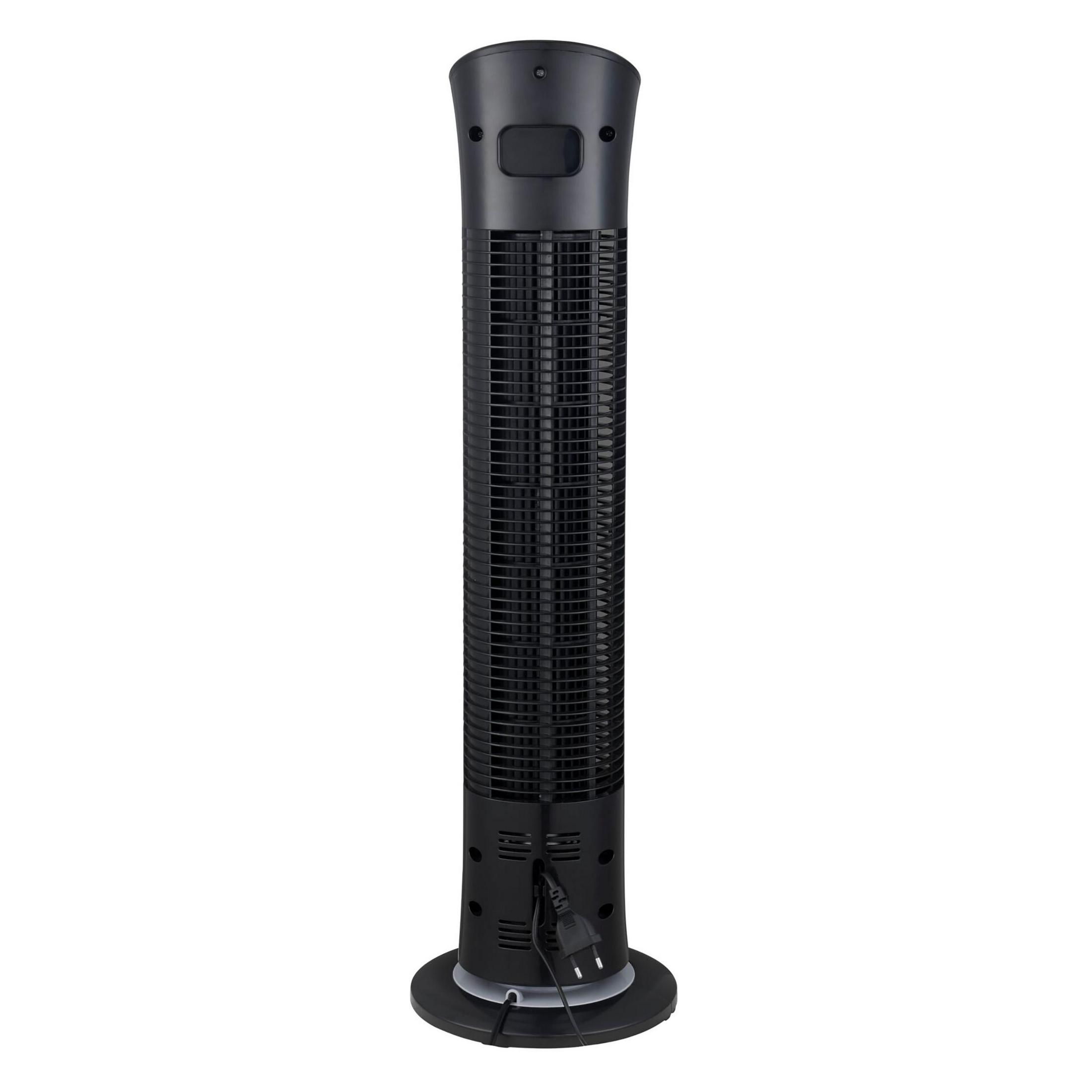 Un ventilador de torre alto y negro con su enchufe visible sobre fondo blanco.