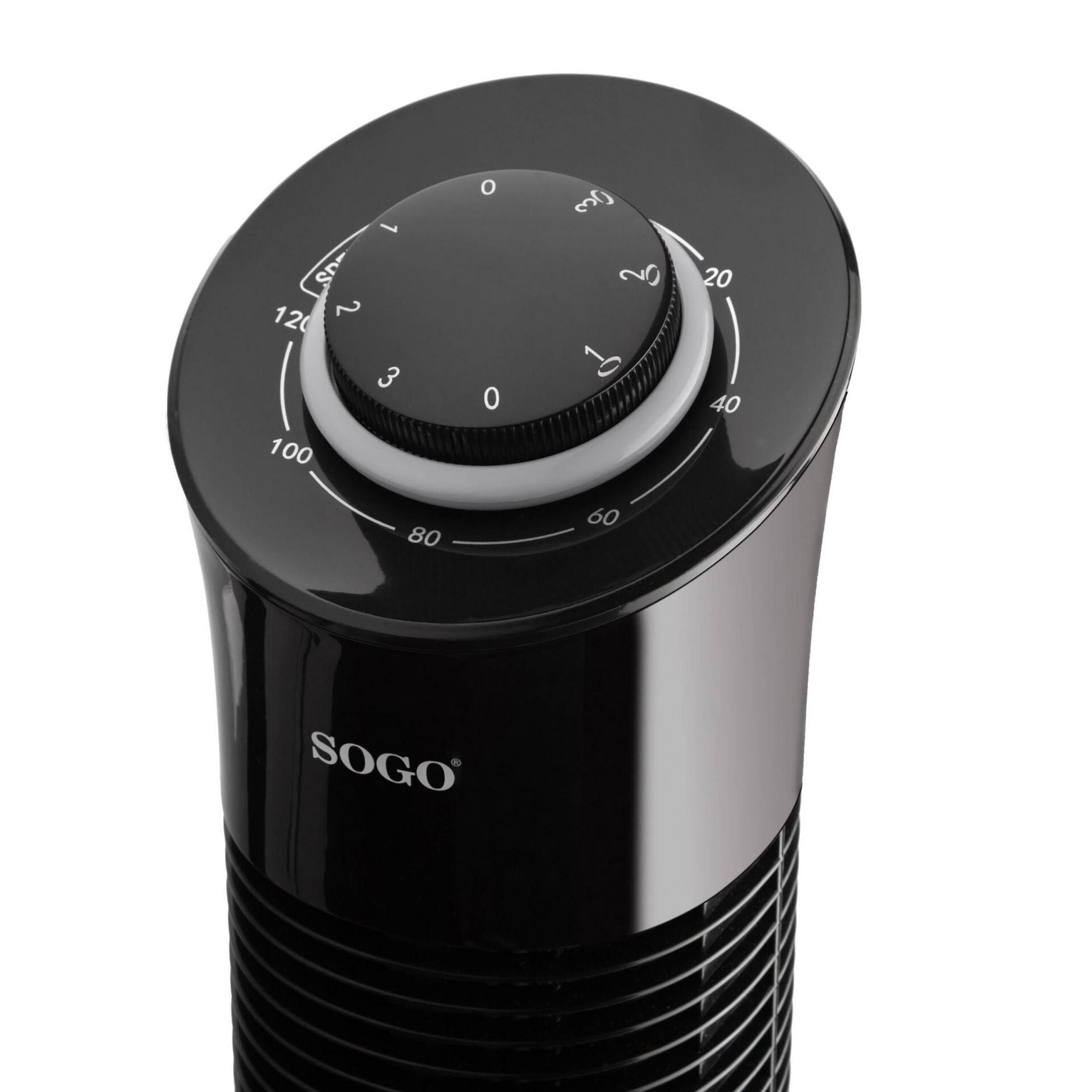Ventilador de torre negro con pomo de control superior y logo Sogo.