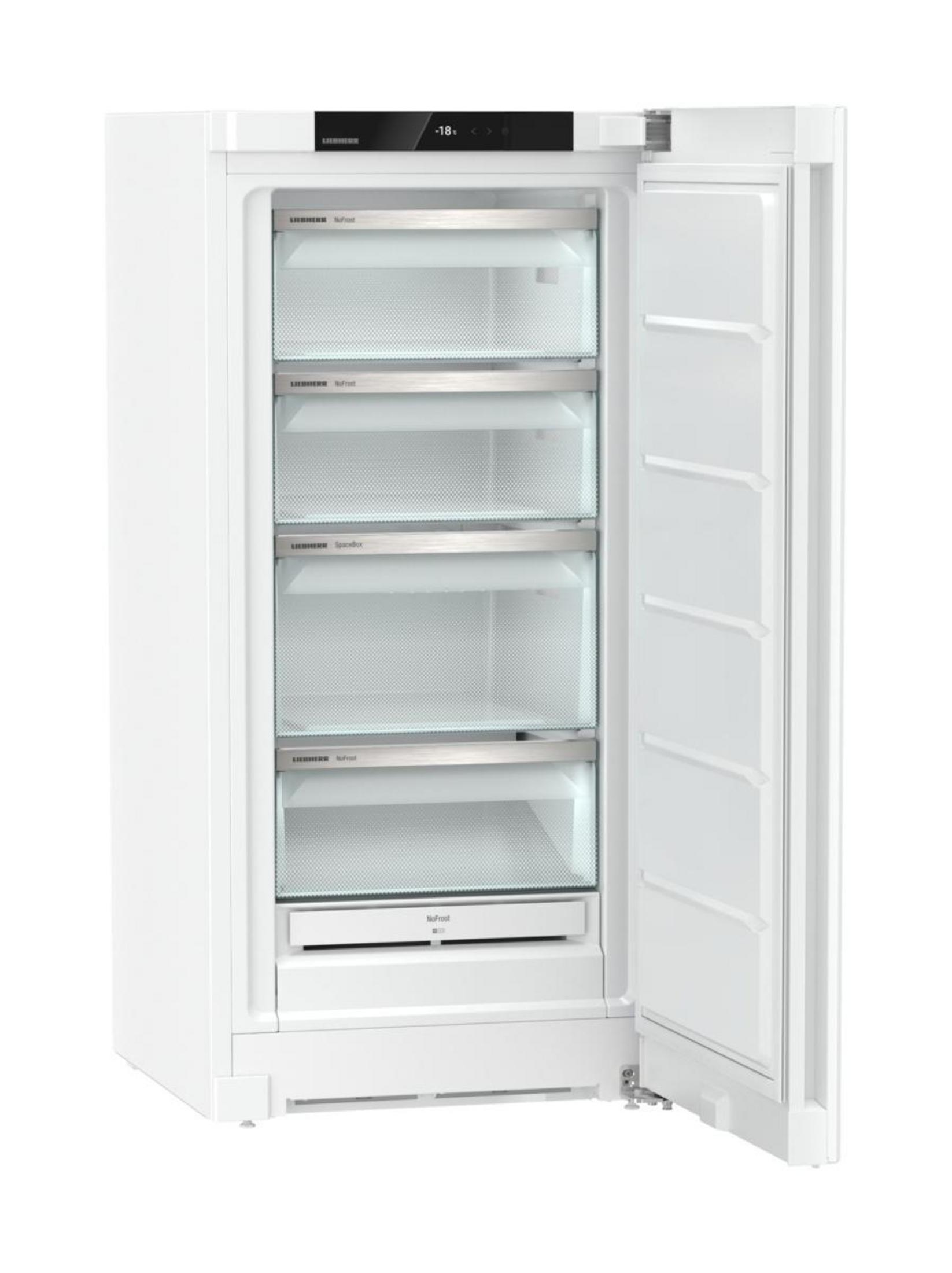 Un frigorifero bianco con la porta aperta, che mostra cinque cassetti trasparenti.