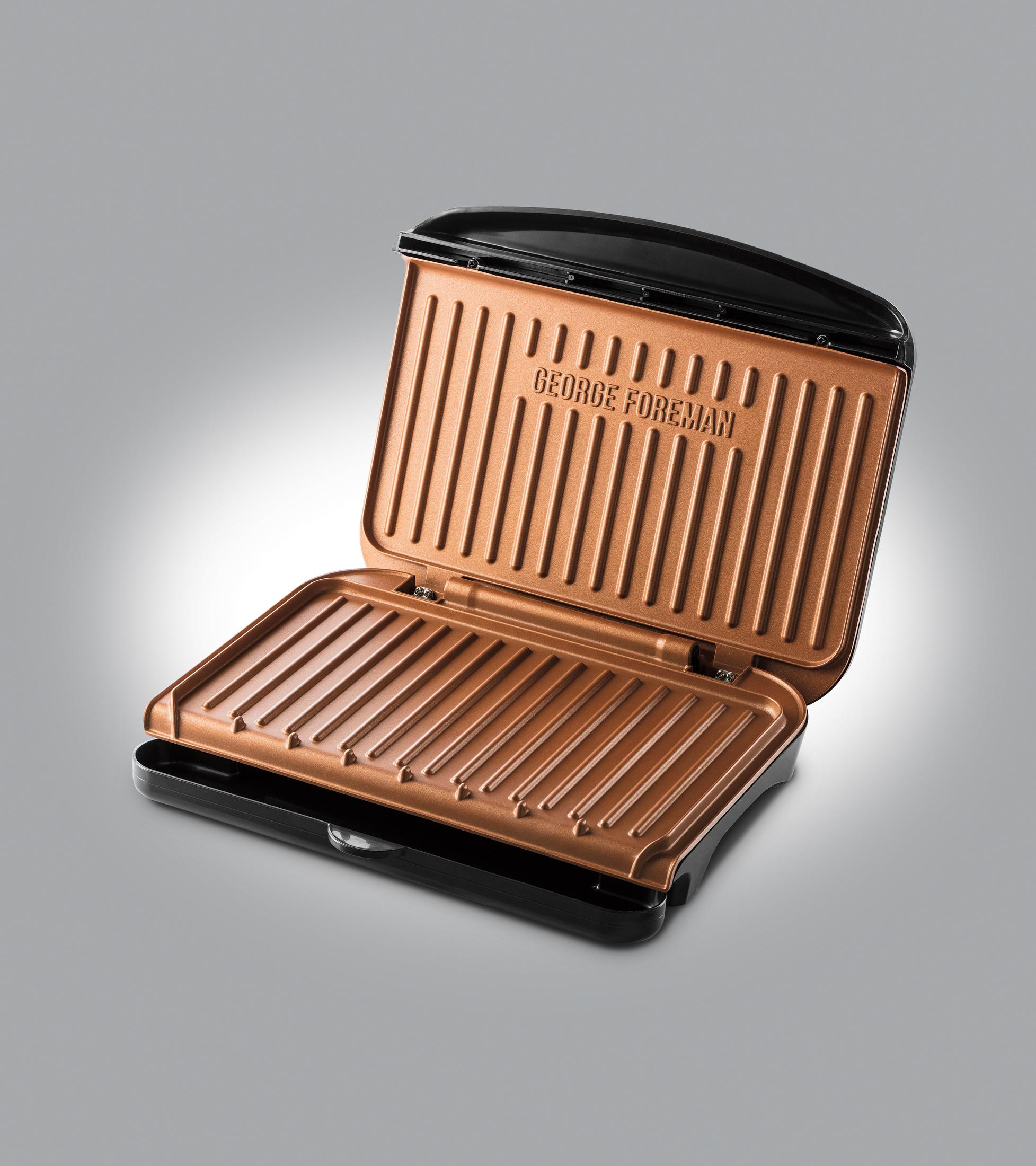 Una griglia George Foreman aperta, color bronzo, con piastre scanalate su sfondo grigio.