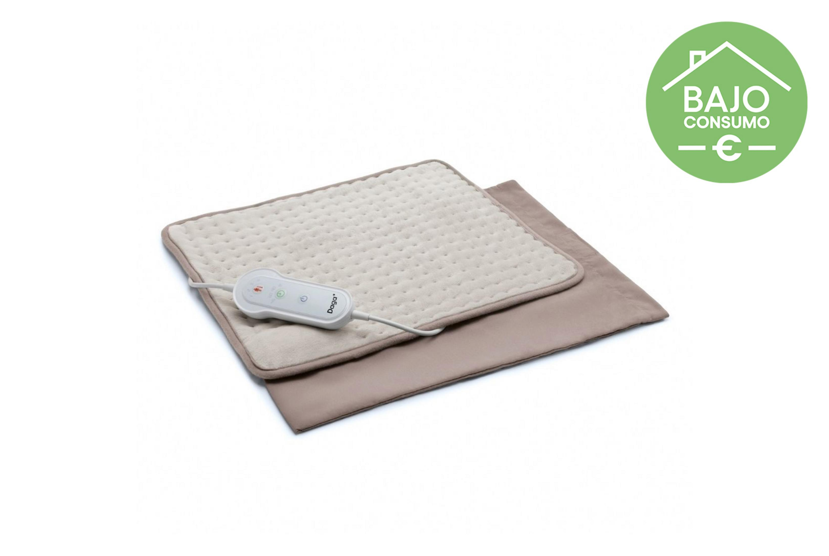 Una manta eléctrica beige con mando blanco yace sobre una base marrón.