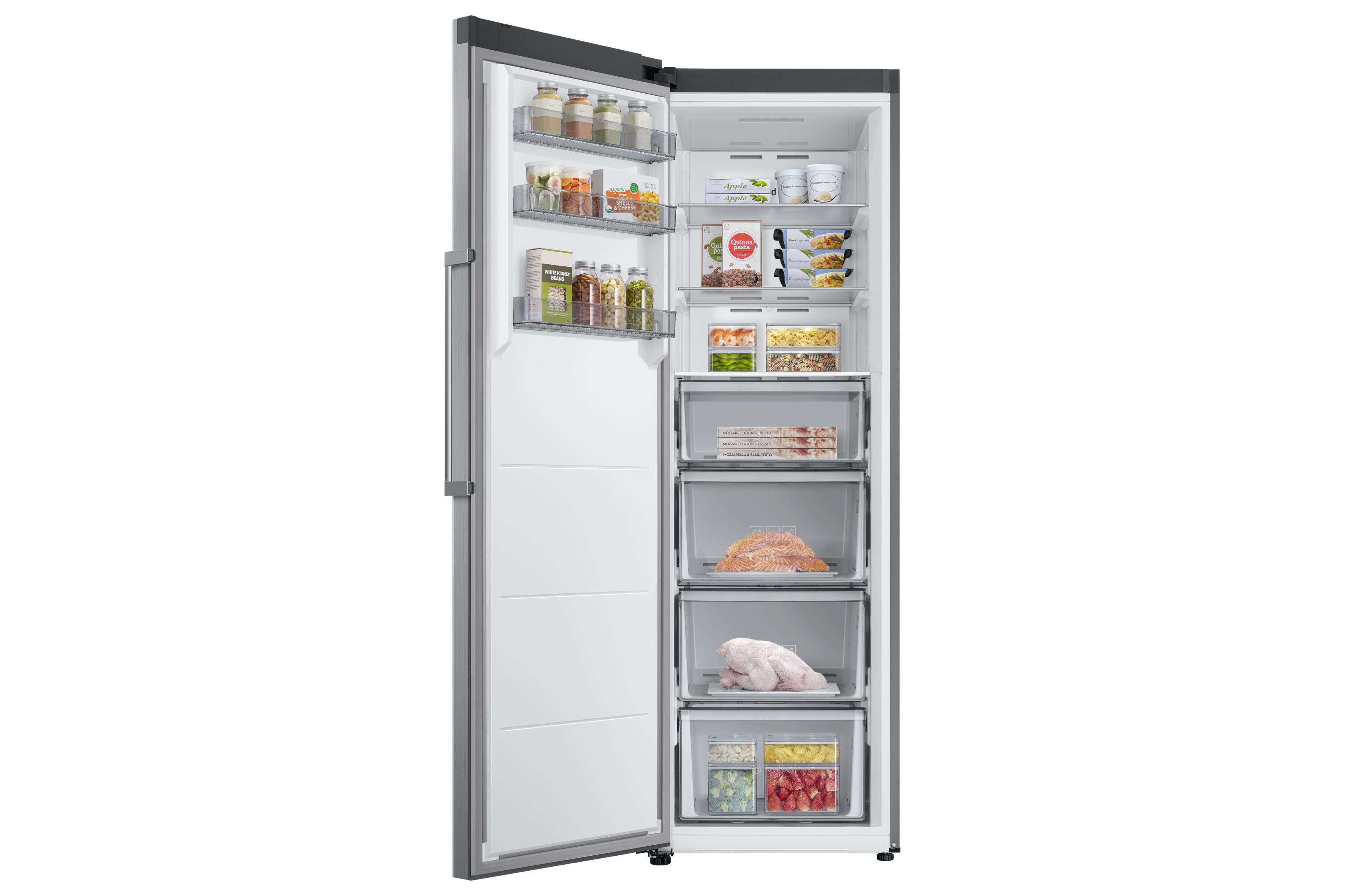 Un refrigerador abierto lleno de alimentos como frutas, verduras, carne y pasta.