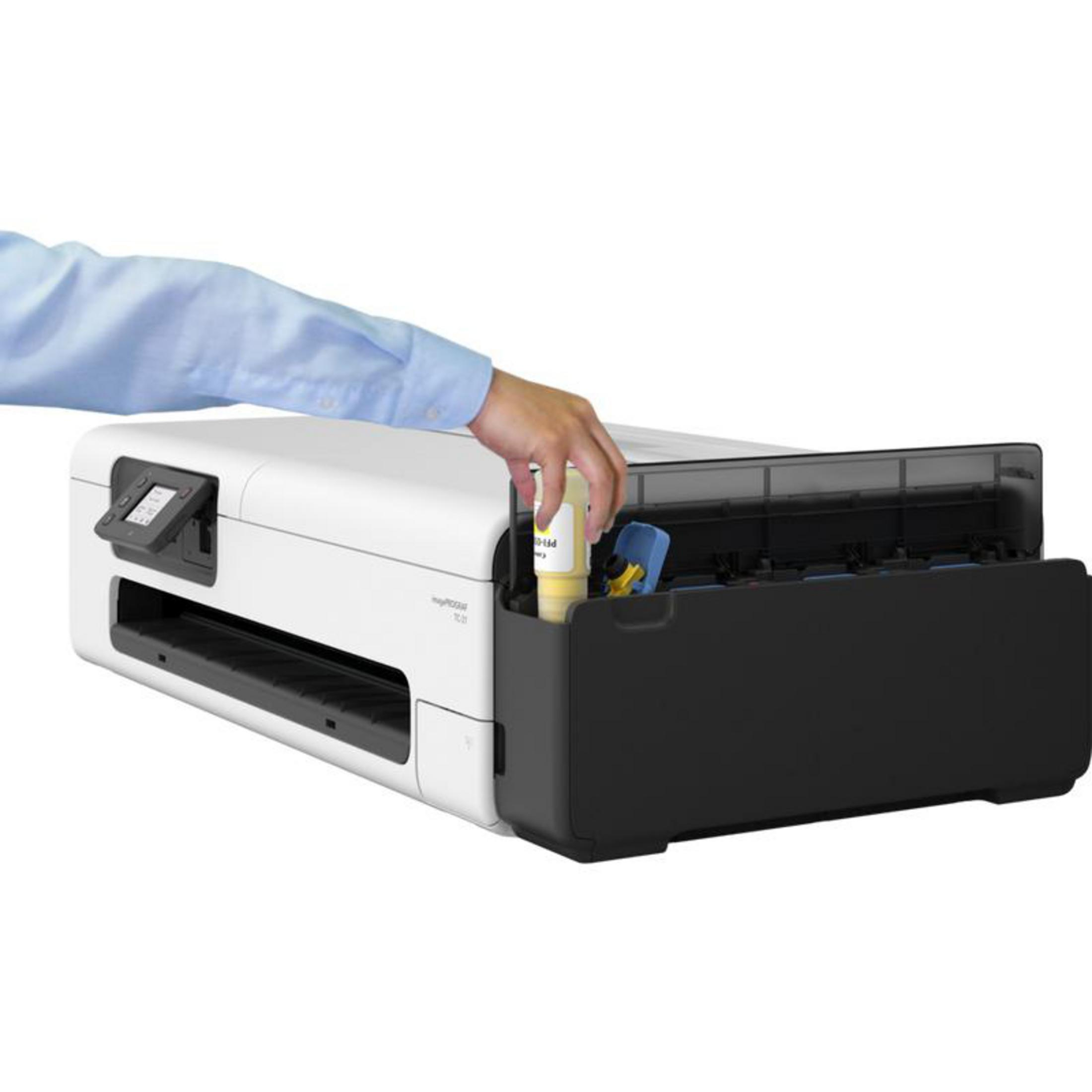 Een hand plaatst een gele inktfles in een printer. De printer is wit en zwart.