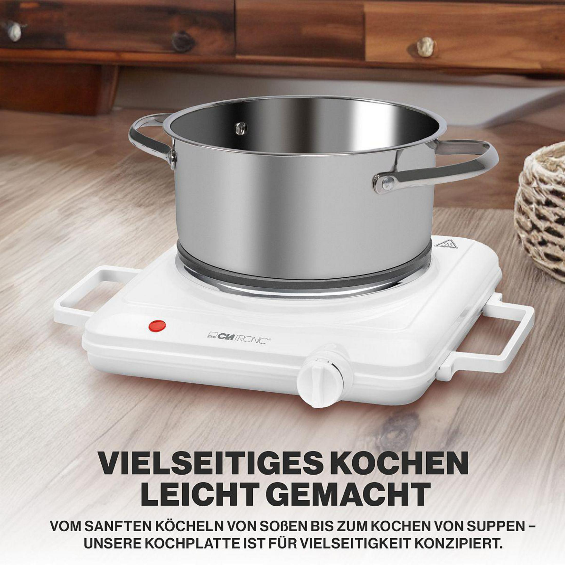 Weiße Kochplatte mit Edelstahltopf und Griffen auf Holzboden.
