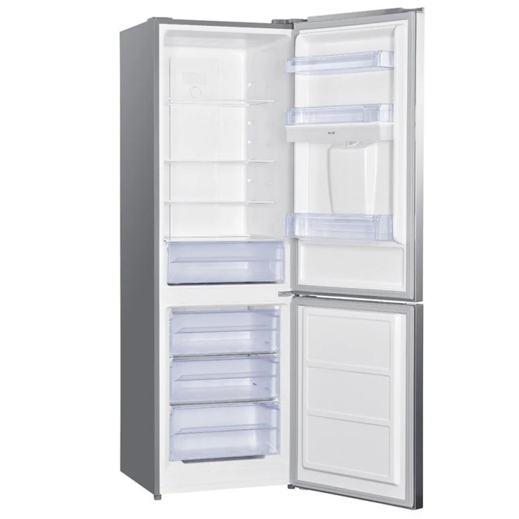 Un refrigerador plateado abierto con varios estantes y cajones.